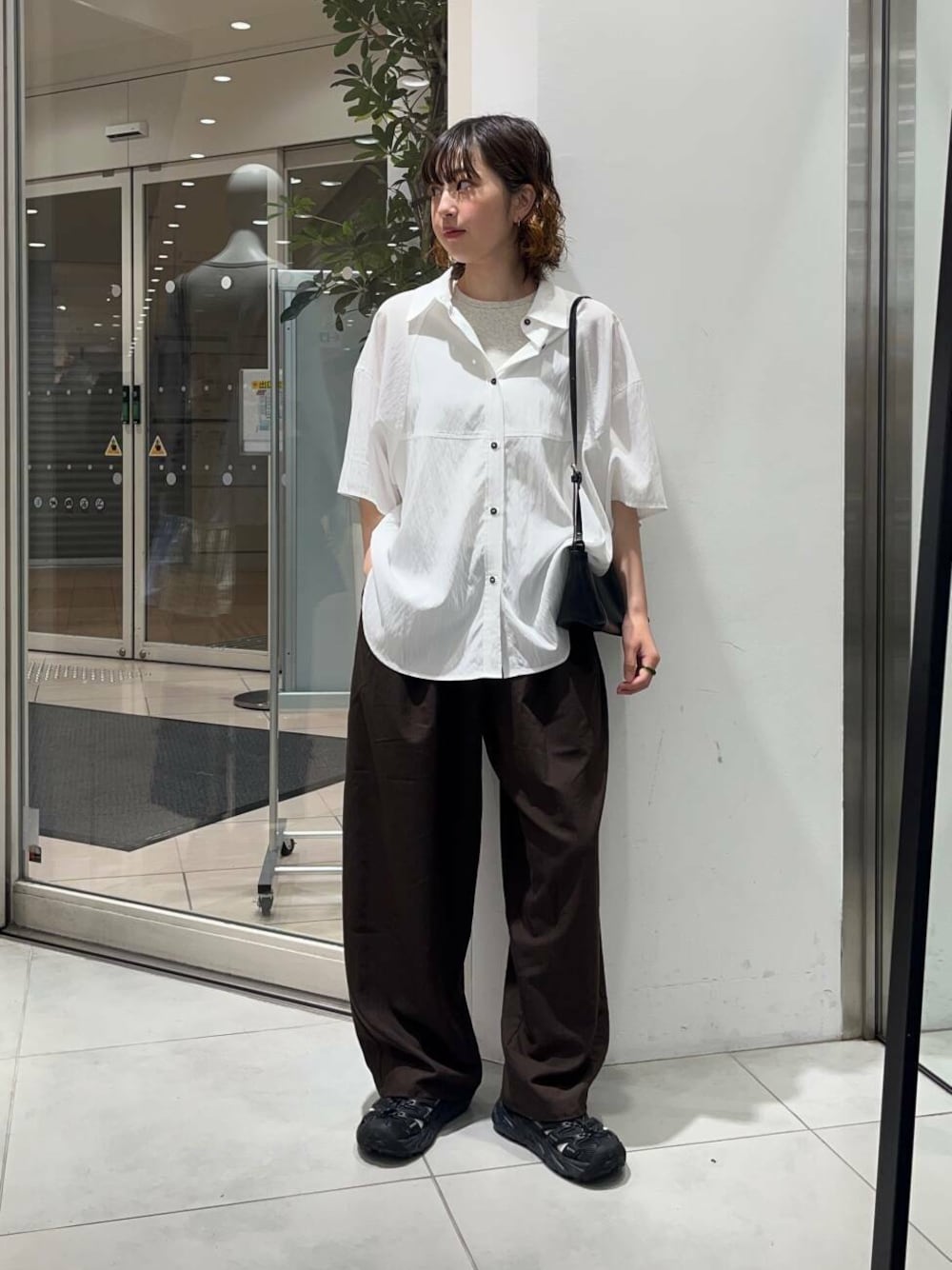 「シャツ、大人カジュアル、ワイドパンツ、KBF、夏コーデ、newarrival、休日スタイル、ウエストゴム、旅行コーデ、骨格ウェーブ、私のイチ推しブランド、トレンドシャツ」｜「KBFのクロップドタンクトップ（タンクトップ、ベージュ系）」を使った、fuurikooさん（レディース・157cm）の春コーディネートの1枚目の写真