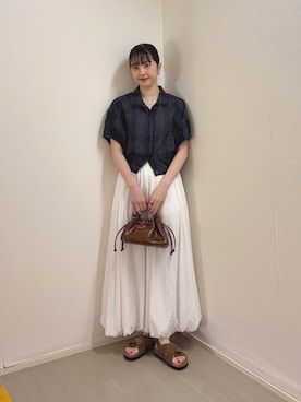 「KBF（ケイビーエフ）の巾着ワンハンドルミニBAG（ハンドバッグ、ブラウン系）」を使った、河野楓佳さん（レディース・157cm）の夏コーディネート