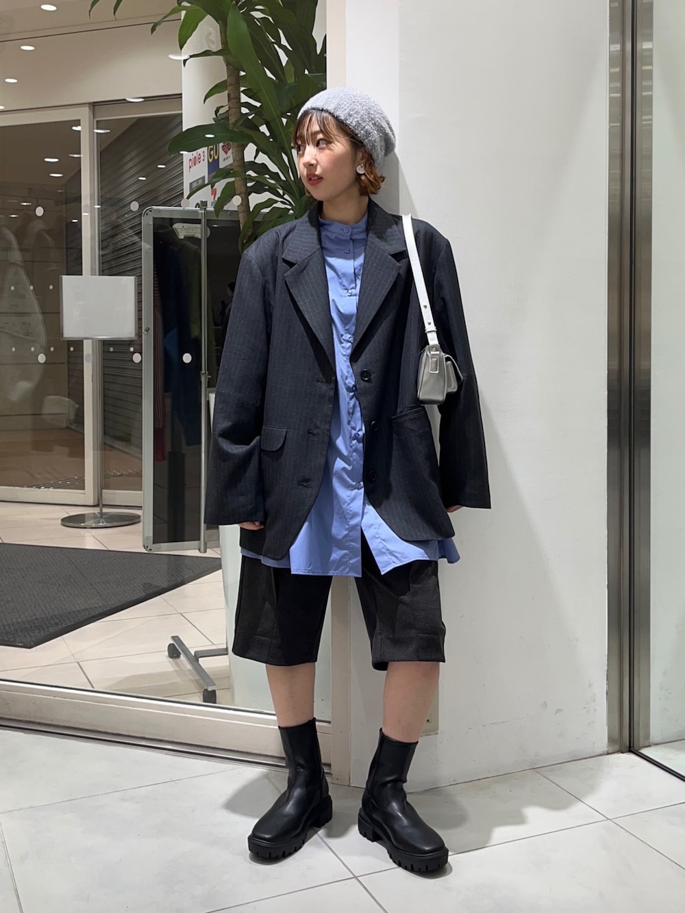 「KBF、kbf_ootd、ジャケット、テーラードジャケット、オーバーサイズ、ハーフパンツ、シャツワンピース、ミニワンピース、シャツスタイル、ブーツ、秋コーデ、冬コーデ、きれいめカジュアル、骨格ウェーブ」｜「KBFのヘムタックミニシャツワンピース（ワンピース、ブルー系）」を使った、fuurikooさん（レディース・157cm）の秋コーディネートの1枚目の写真