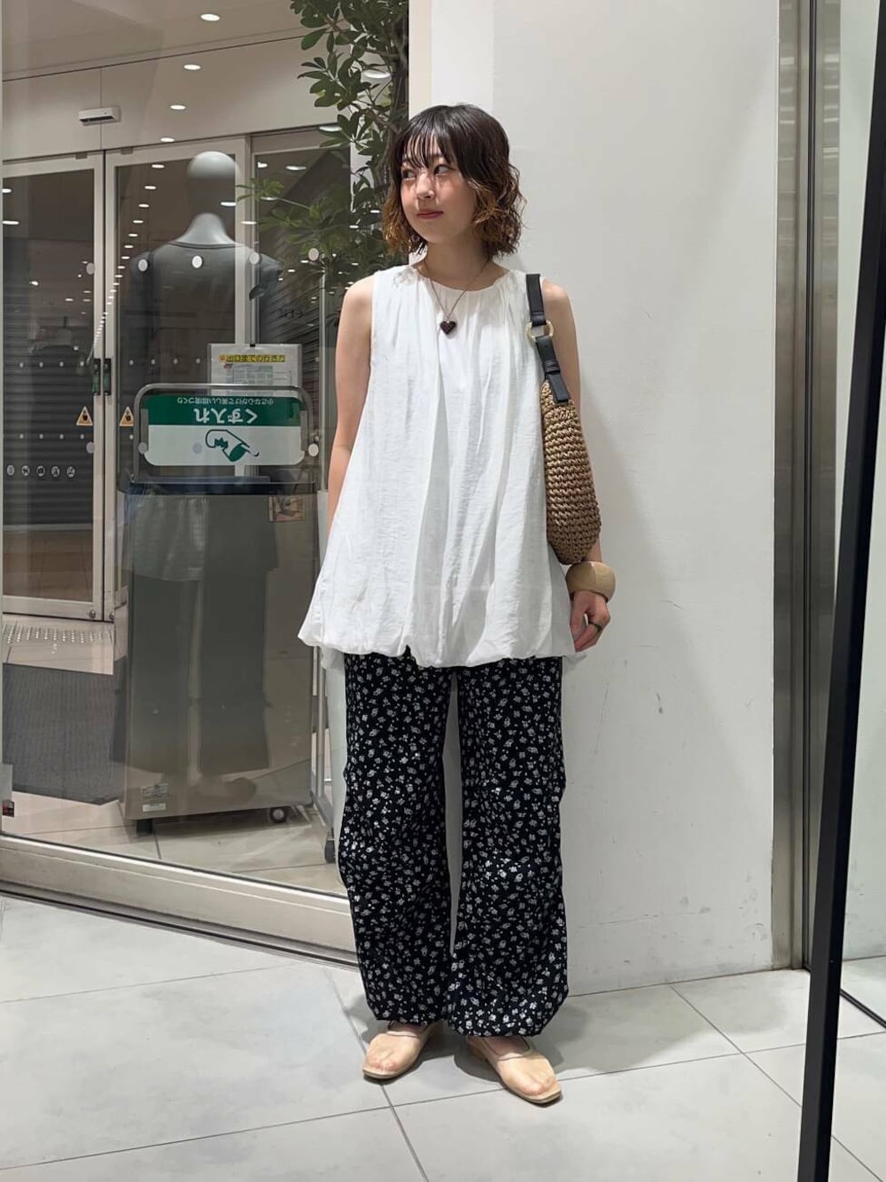 「センスオブプレイス、大人カジュアル、カーゴパンツ、KBF、夏コーデ、newarrival、休日スタイル、チュニック、サンダルコーデ、フラワー、旅行コーデ、ドロストパンツ、バルーン、骨格ウェーブ、私のイチ推しブランド」｜「RODE SKOのプチワンハンドルペーパートートバッグ（トートバッグ、イエロー系）」を使った、fuurikooさん（レディース・157cm）の春コーディネートの1枚目の写真