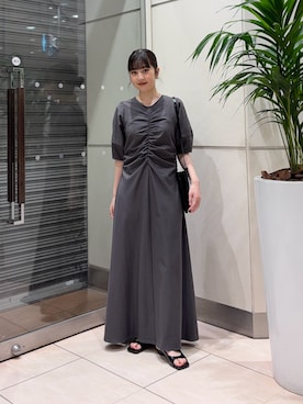 「KBF（ケイビーエフ）のシャーリングカットワンピース（ワンピース、グレー系）」を使った、河野楓佳さん（レディース・157cm）の夏コーディネート