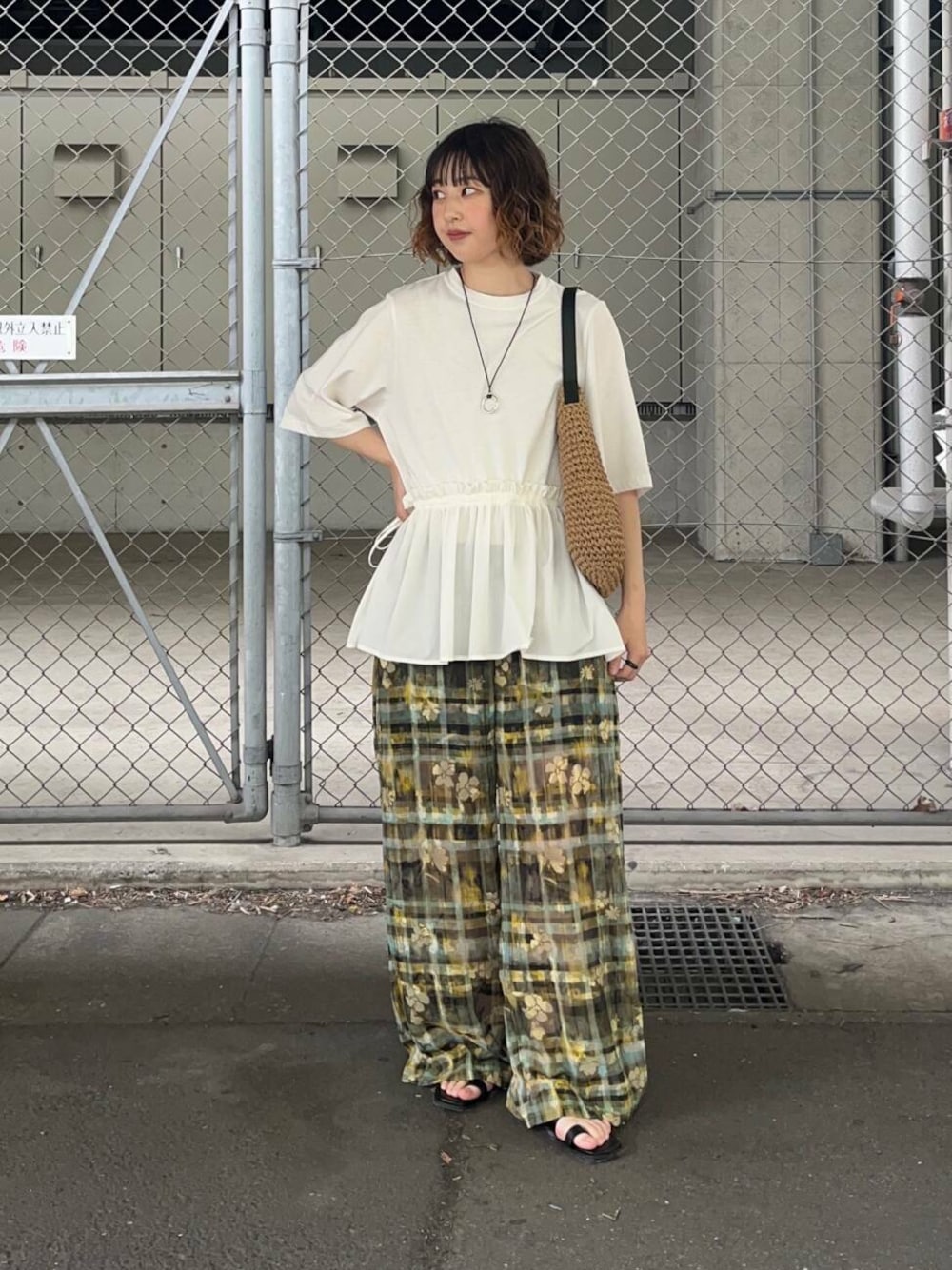 「大人カジュアル、ワイドパンツ、Tシャツ、KBF、夏コーデ、シアーパンツ、ジャガードパンツ、骨格ウェーブ、汗ジミ防止、私のイチ推しブランド、ペプラムデザイン、夏の涼し気パンツコーデ」｜「RODE SKOのプチワンハンドルペーパートートバッグ（トートバッグ、イエロー系）」を使った、河野楓佳さん（レディース・157cm）の夏コーディネートの1枚目の写真