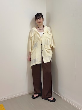 「KBF（ケイビーエフ）のタックラインイージーサテンパンツ（その他パンツ、ブラウン系）」を使った、河野楓佳さん（レディース・157cm）の夏コーディネート