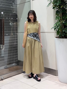 「KBF（ケイビーエフ）の2WAYローギャザーワンピース（ワンピース、ベージュ系）」を使った、河野楓佳さん（レディース・157cm）の夏コーディネート