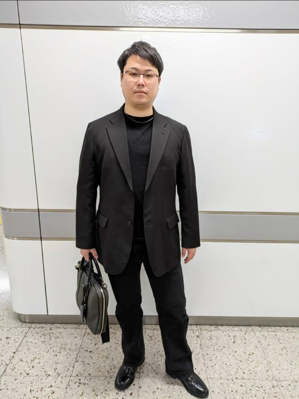 「黒コーデ、ジャケットスタイル、ジャケット、チャッカブーツ、黒デニム、リーバイス、オテルパラス、HOTEL PALACE、ブーツカットパンツ、ブーツカットデニム」｜「NANO universeの｢HOTEL PALACE(オテル パラス)｣リラックス シルエット2Bテーラードジャケット（テーラードジャケット、ブラック系）」を使った、りーたろさん（メンズ・175cm）の春コーディネートの1枚目の写真