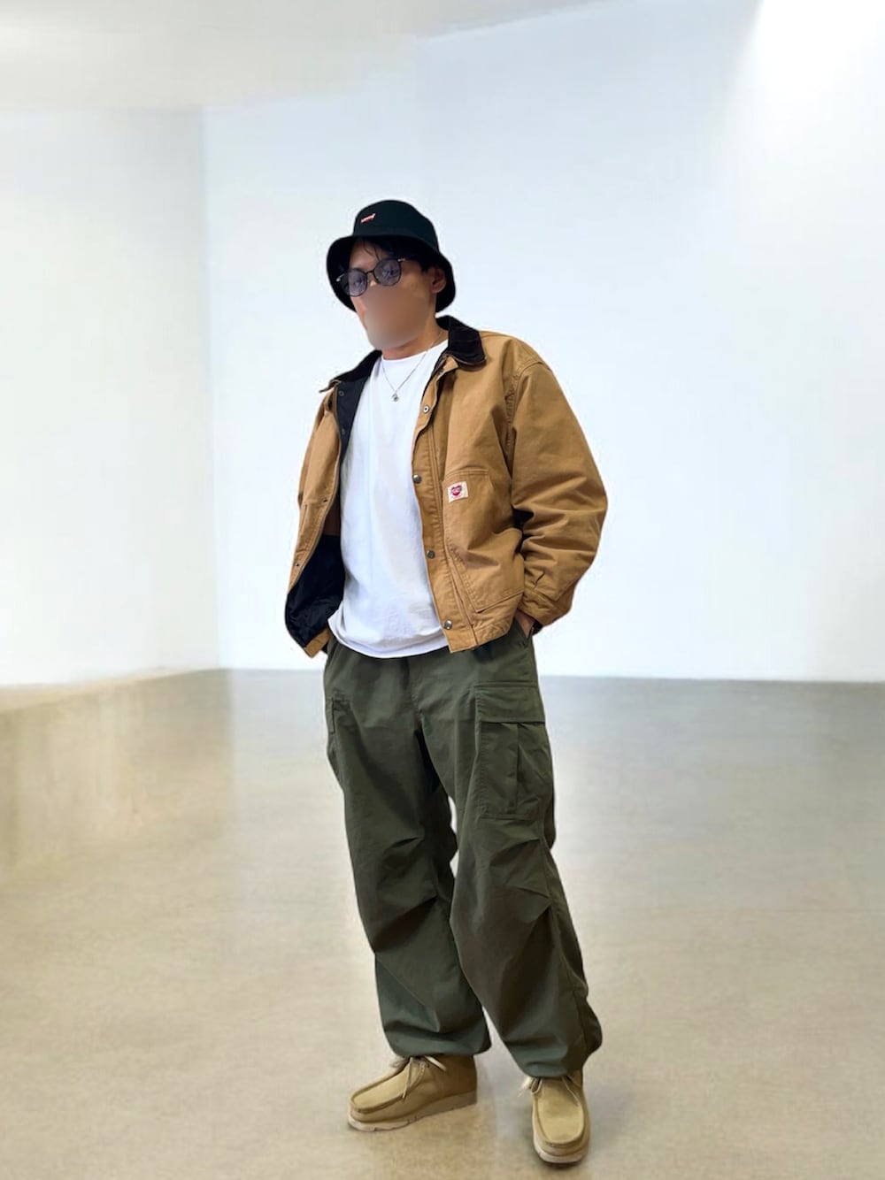「春めき満開コーデ、ジャケット、春色、シンプルスタイル、大人カジュアル、ラフコーデ、ワイドパンツ、アメカジ、バケットハット、ハット」｜「ClarksのClarks ORIGINALS / Wallabee GORE-TEX(R)（ブーツ、ベージュ系）」を使った、tanaさん（骨格ナチュラル・メンズ・172cm）の春コーディネートの1枚目の写真