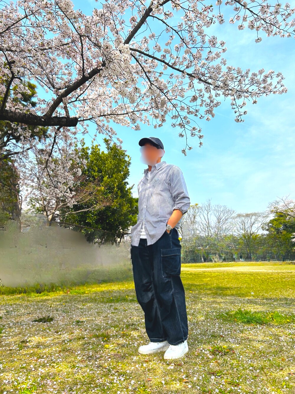 「春めき満開コーデ、春色、メンズコーデ、シンプルスタイル、おでかけコーデ、シンプル、春服コーデ、はるコーデ、デニムコーデ、大人カジュアルコーデ、爽やかコーデ、ワイドデニム」｜「NIKEのNIKE AIR FORCE 1 '07 / ナイキ エア フォース 1 '07 【SP】（スニーカー、ホワイト系）」を使った、tanaさん（骨格ナチュラル・メンズ・172cm）の春コーディネートの1枚目の写真