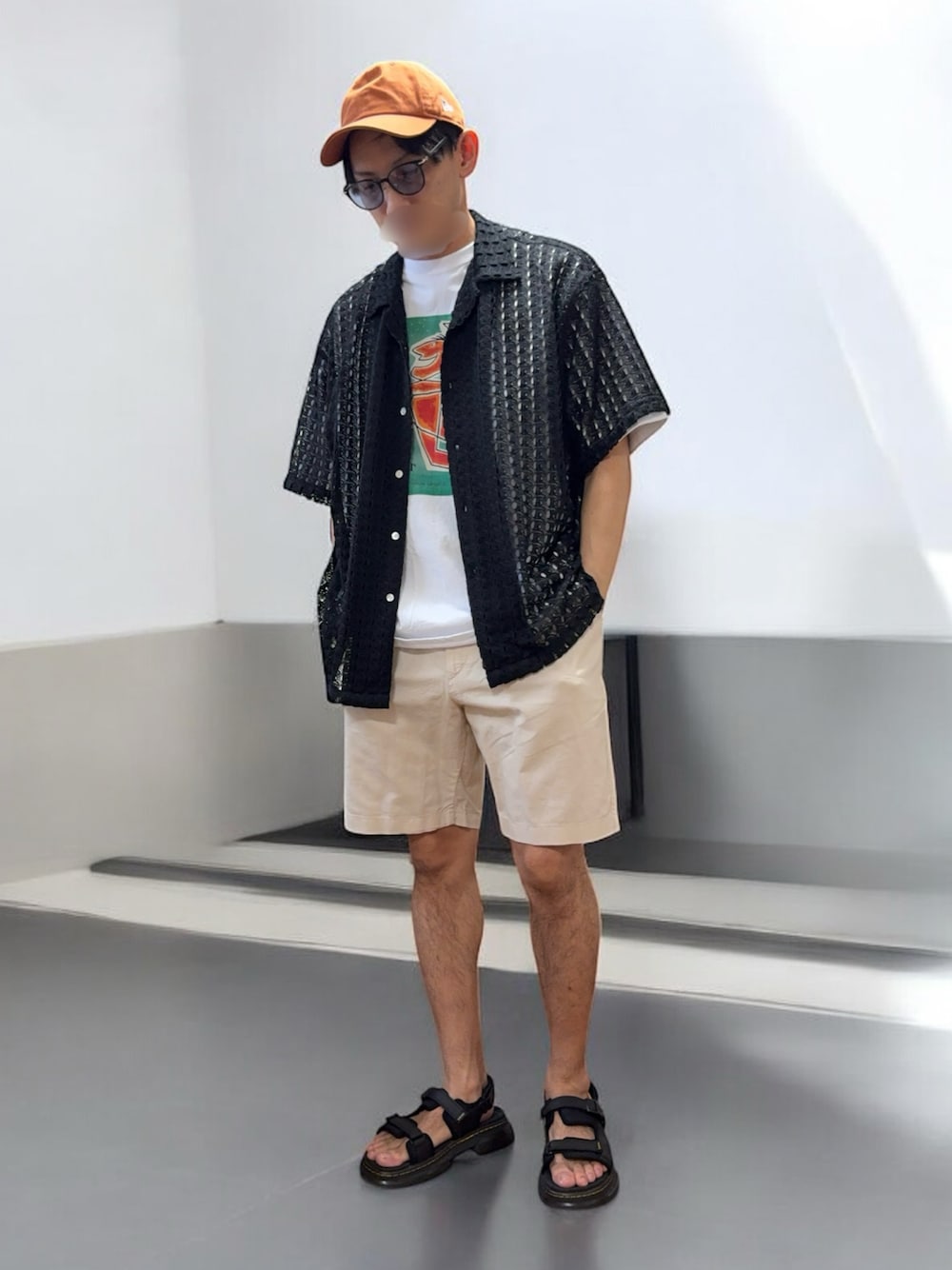 「柄シャツ、サンダル、夏コーデ、夏ファッション、休日スタイル、ラフコーデ、大人コーデ、白パンツ、レースシャツ、短パン、ショートパンツ」｜「Dr. MartensのDr.Martens ドクターマーチン / Forster レザーストラップサンダル / 31560001（サンダル、ブラック系）」を使った、tanaさん（骨格ナチュラル・メンズ・172cm）の夏コーディネートの1枚目の写真