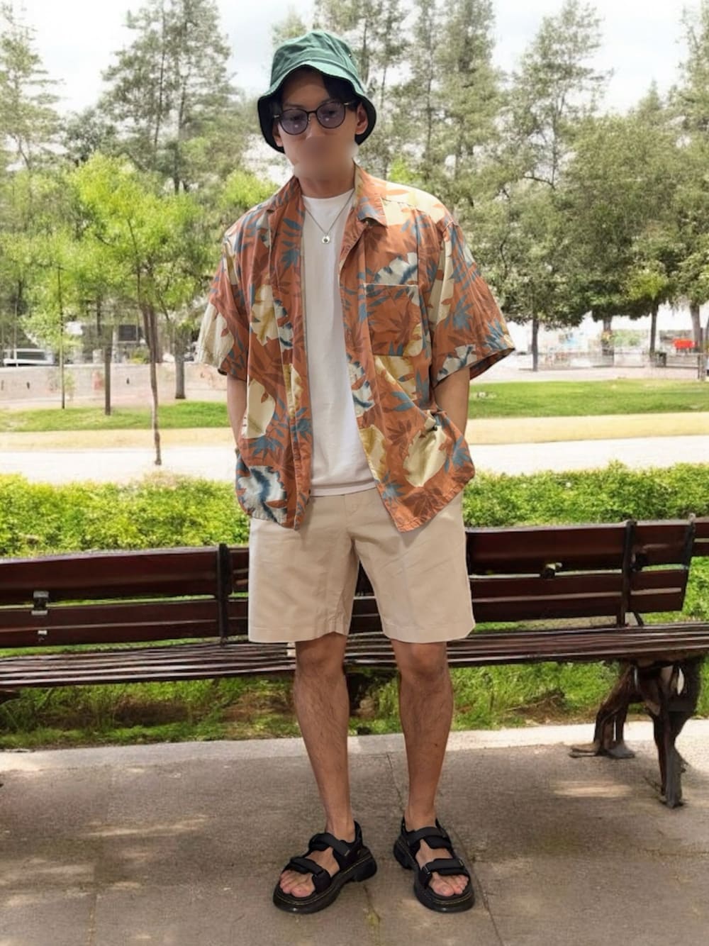 「サンダル、夏コーデ、バケットハット、白Tシャツ、オトナカジュアル、リラックススタイル、初夏コーデ、古着、UNIQLO、短パン、ショートパンツ、柄シャツ、アロハシャツ」｜「Dr. MartensのDr.Martens ドクターマーチン / Forster レザーストラップサンダル / 31560001（サンダル、ブラック系）」を使った、tanaさん（骨格ナチュラル・メンズ・172cm）の夏コーディネートの1枚目の写真