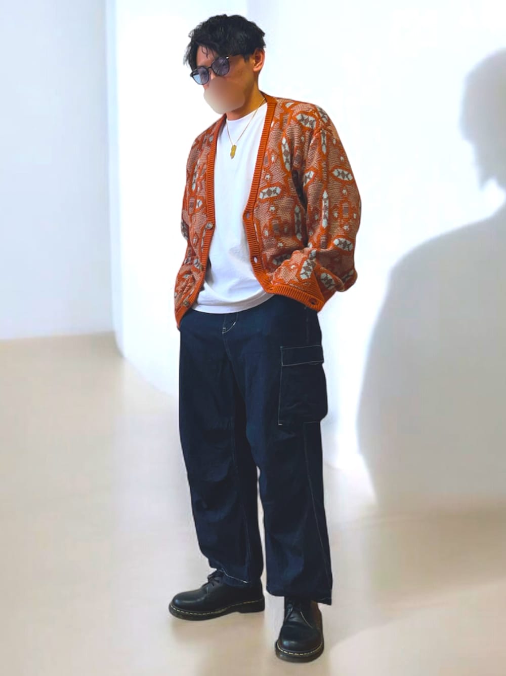 「春めき満開コーデ、春色、オトナカジュアル、メンズファッション、カジュアルコーデ、デートコーデ、キレイめカジュアル、春、カジュアルスタイル、ストリートコーデ、ブラックデニム、カーディガン」｜「Dr. MartensのDr. Martens/ドクターマーチン 1461 3 ホール シューズ 10085001（ドレスシューズ、ブラック系）」を使った、tanaさん（骨格ナチュラル・メンズ・172cm）の春コーディネートの1枚目の写真
