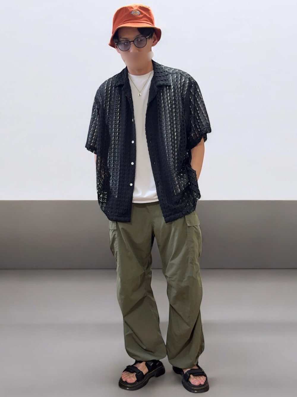「カーゴパンツ、柄シャツ、バケットハット、サンダル、白Tシャツ、夏服コーデ、オトナカジュアル、メンズコーデ、ストリートコーデ、サングラス、レースシャツ、夏」｜「Dr. MartensのDr.Martens ドクターマーチン / Forster レザーストラップサンダル / 31560001（サンダル、ブラック系）」を使った、tanaさん（骨格ナチュラル・メンズ・172cm）の夏コーディネートの1枚目の写真