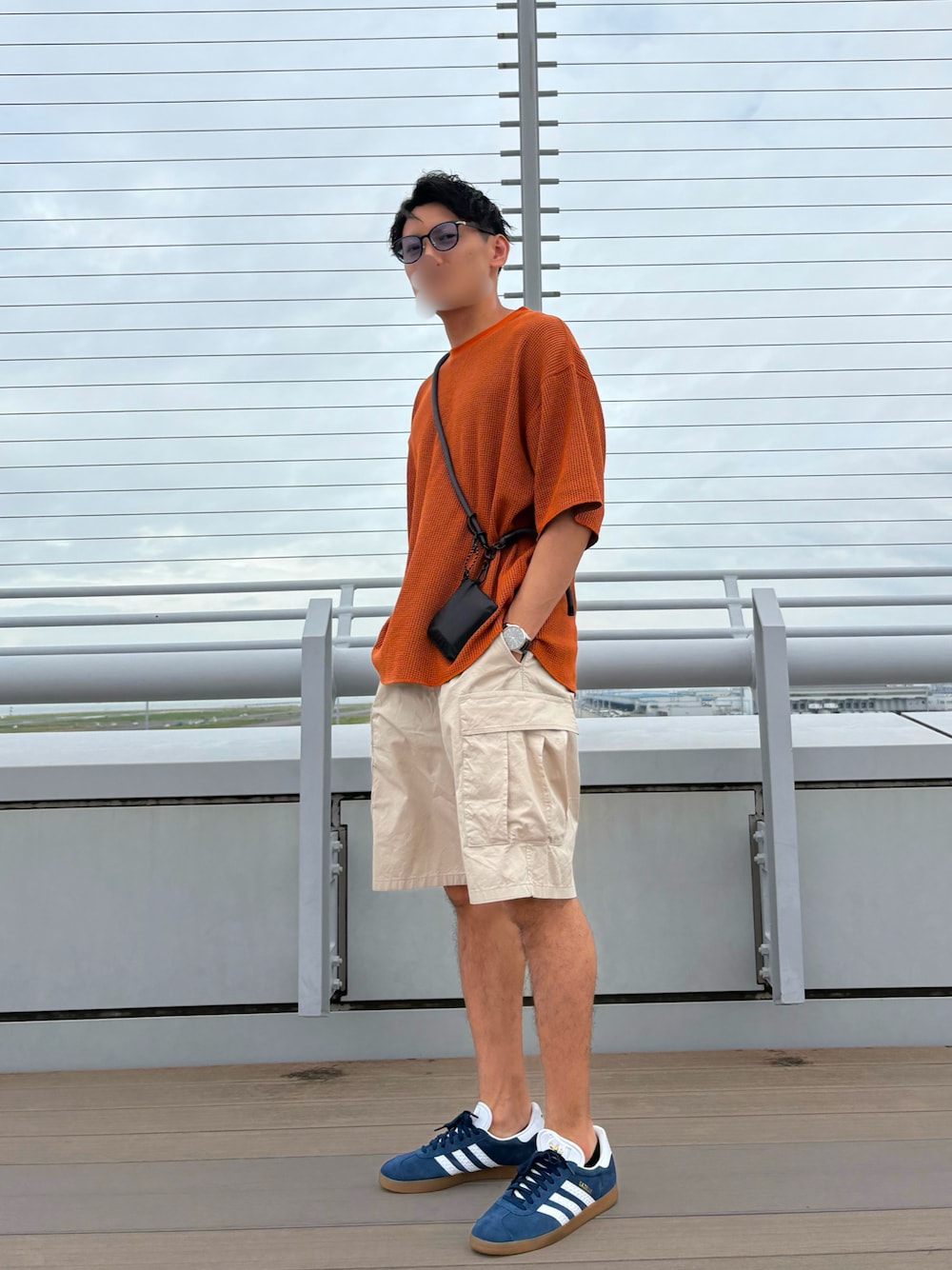 「夏コーデ、半袖シャツ、メンズファッション、メンズコーデ、ハーフパンツ、ラフコーデ、夏だ！Tシャツ着よう！、短パン、ガゼル」｜「adidasのガゼル / Gazelle / アディダスオリジナルス adidas Originals（スニーカー、ブルー系）」を使った、tanaさん（骨格ナチュラル・メンズ・172cm）の夏コーディネートの1枚目の写真