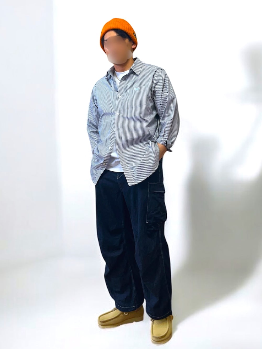 「春めき満開コーデ、春色、デートコーデ、オトナカジュアル、メンズファッション、おでかけコーデ、春、カジュアルスタイル、ニット帽、ストリートコーデ、ブラックデニム、ビーニー、ストライプシャツ」｜「ClarksのClarks ORIGINALS / Wallabee GORE-TEX(R)（ブーツ、ベージュ系）」を使った、tanaさん（骨格ナチュラル・メンズ・172cm）の春コーディネートの1枚目の写真