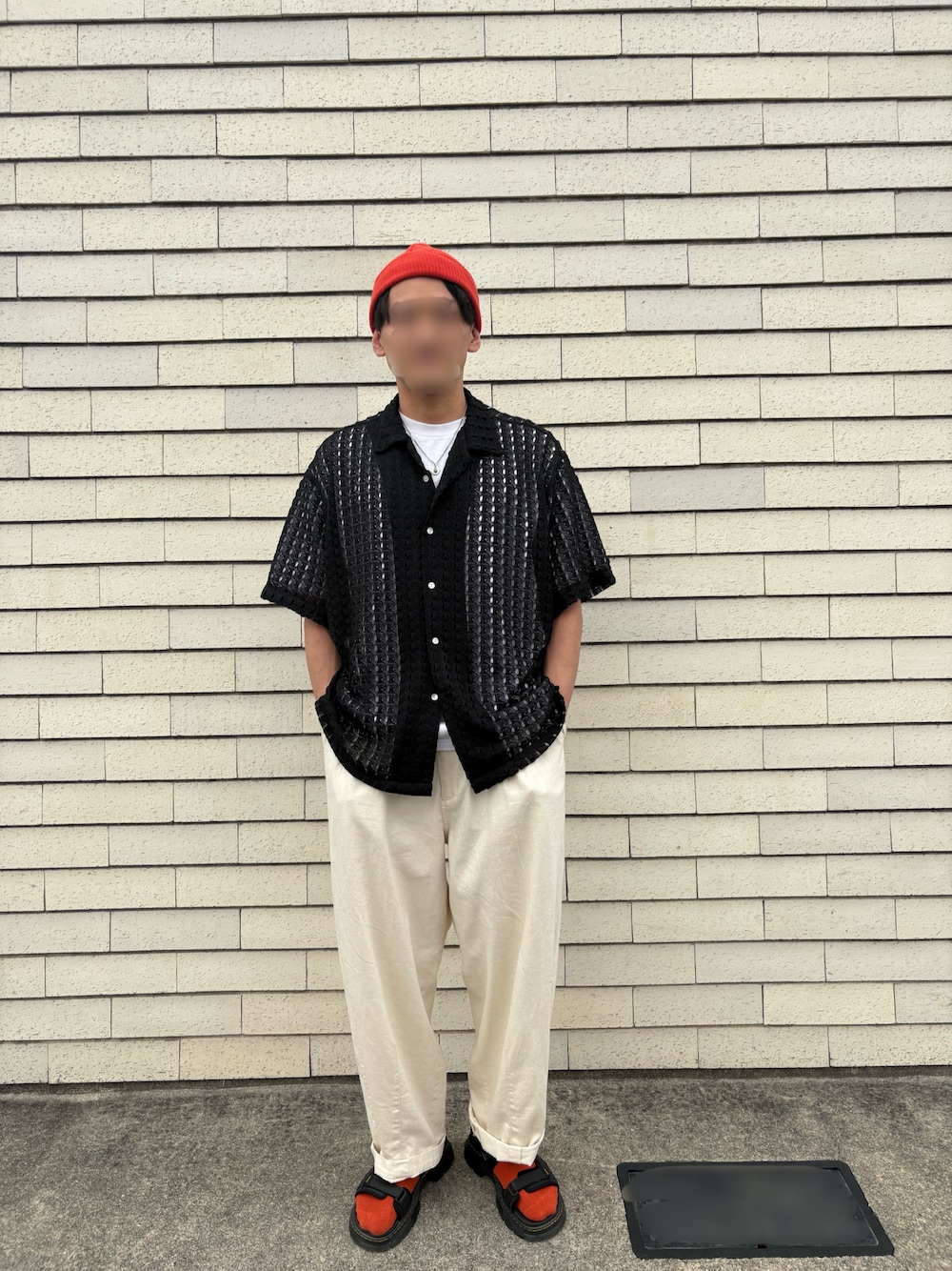 「柄シャツ、サンダル、白Tシャツ、夏コーデ、大人カジュアルコーデ、オトナカジュアル、白パンツ、オープンカラーシャツ、差し色、レースシャツ、夏、ジャーナルスタンダード」｜「Dr. MartensのDr.Martens ドクターマーチン / Forster レザーストラップサンダル / 31560001（サンダル、ブラック系）」を使った、tanaさん（骨格ナチュラル・メンズ・172cm）の夏コーディネートの1枚目の写真
