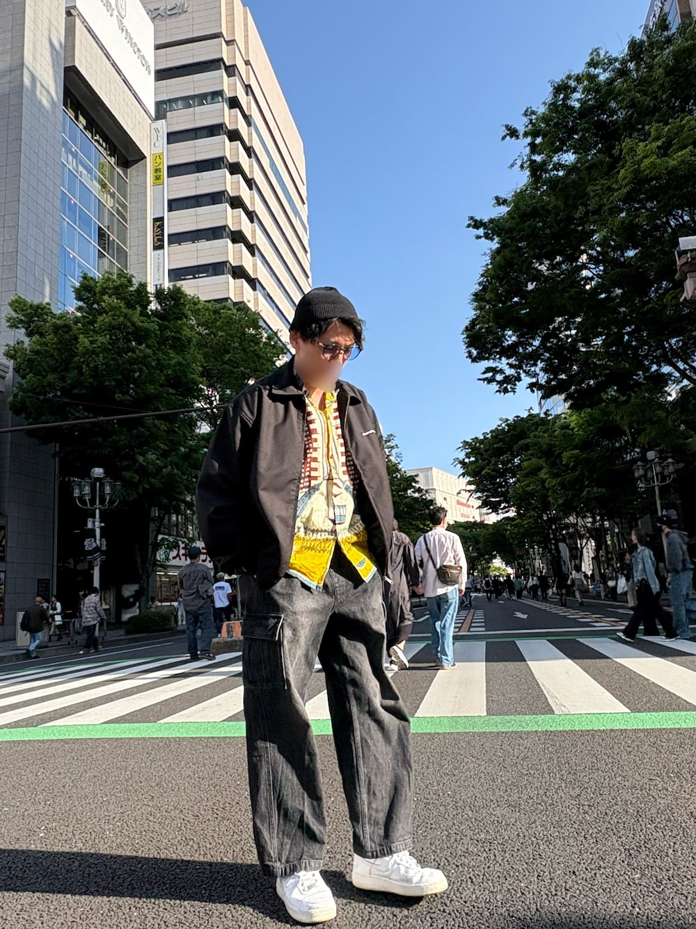 「最近のいい感じコーデ、春夏コーデ、休日コーデ、デニム、メンズファッション、ラフコーデ、きれいめカジュアル、ストリートコーデ、大人コーデ、サングラス、初夏コーデ、エアフォースワン、柄シャツ、アロハシャツ」｜「Paul Smithの“Sports Stripe Zebra” ニットキャップ / 210305 582VO（ニットキャップ/ビーニー、ブラック系）」を使った、tanaさん（骨格ナチュラル・メンズ・172cm）の春コーディネートの1枚目の写真