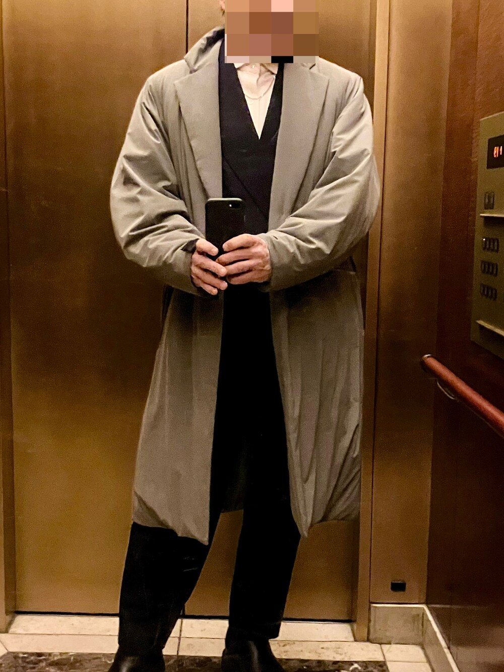 「N.HOOLYWOODのアイテム（チェスターコート、ベージュ系）」を使った、Syamamさん（メンズ・168cm）の冬コーディネートの1枚目の写真