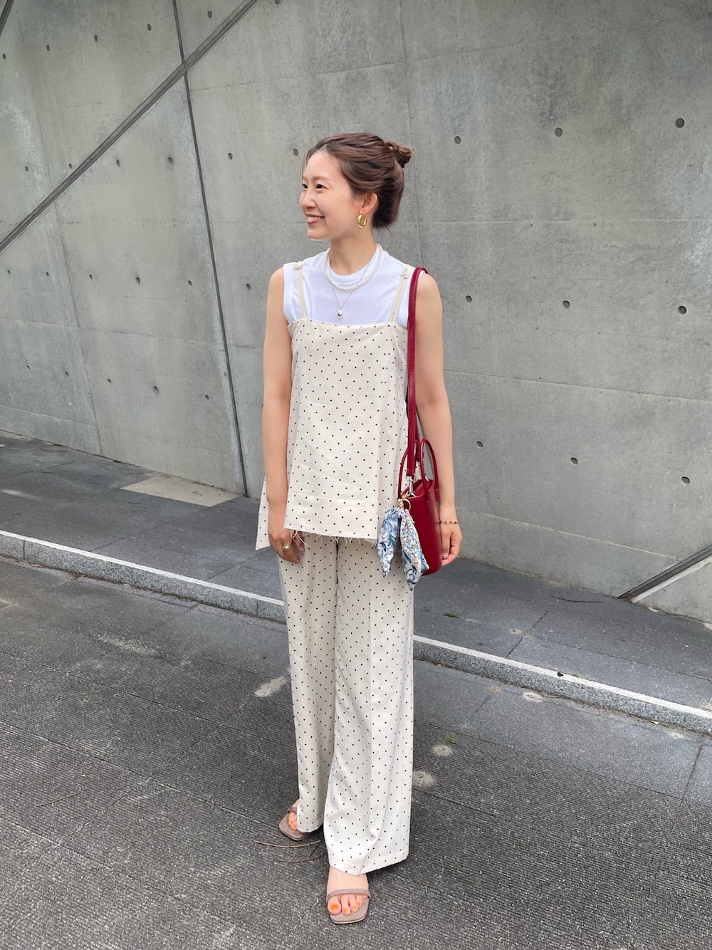 「ショルダーバッグ、ミニバッグ、赤、サンダル、休日スタイル、お出かけコーデ、ラクチンコーデ、夏服、夏、大人コーデ、大人可愛い、サロペット、ドット、きれいめカジュアル、SHENERY」｜「SHENERYの《リラックスムード》ダブルストラップドットサロペット（サロペット/オーバーオール、ホワイト系）」を使った、idate_159cmさん（骨格ナチュラル・レディース・159cm）の春コーディネートの1枚目の写真
