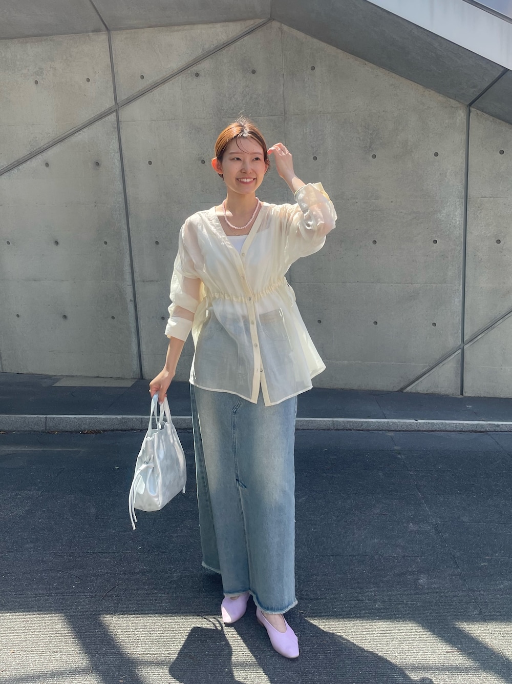 「春服コーデ、春、シアートップス、きれいめカジュアル、キレイめカジュアル、ブラウス、ぺプラムトップス、デニム、デニムコーデ、デニムスカート、シルバーバッグ、ショルダーバッグ、SHENERY、シアー、大人ガーリー」｜「SHENERYの《大人の透け感》シアーペプラムブラウス（シャツ/ブラウス、ホワイト系）」を使った、idate_159cmさん（骨格ナチュラル・レディース・159cm）の春コーディネートの1枚目の写真