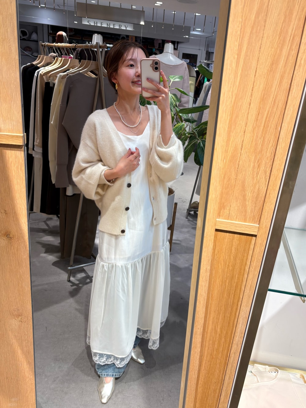 ホワイト系のカーディガン/ボレロ、ホワイト系のワンピース、ホワイト系のキャミソールを着用したレディースの秋コーディネートの1枚目の写真