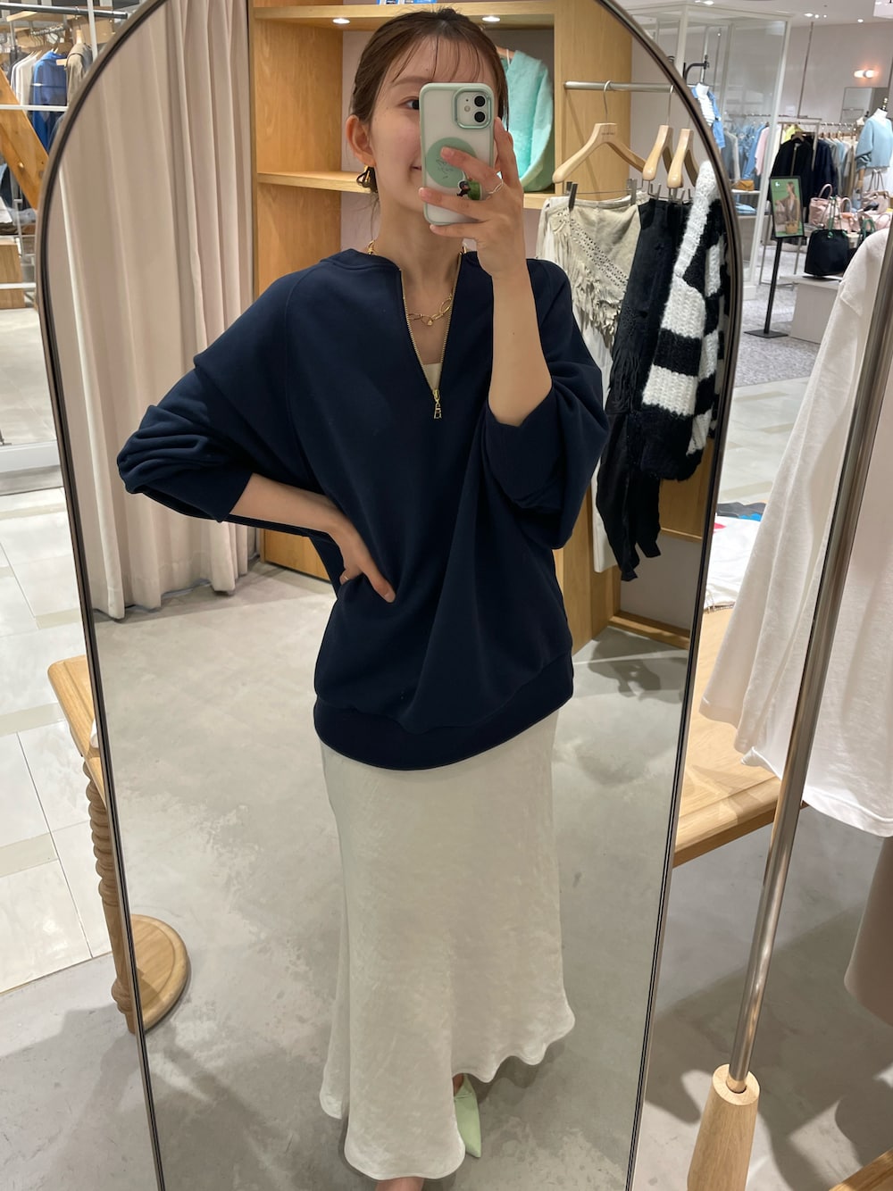 「着回しコーデ、大人かわいい、ootd、ロングスカート、スウェット、ハーフジップ、スカート、マーメイドスカート、サテンスカート、ミュール、SHENERY、春コーデ、骨格ナチュラル、おでかけコーデ、デートコーデ」｜「SHENERYの《新色追加生産！》《美シルエット》ヴィンテージサテンマーメイドスカート（スカート、ホワイト系）」を使った、idate_159cmさん（骨格ナチュラル・レディース・159cm）の春コーディネートの1枚目の写真