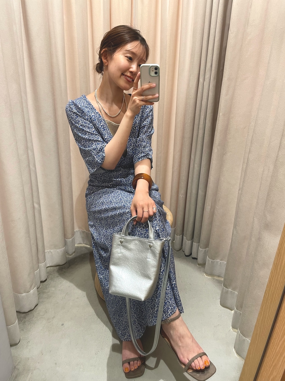 「サンダル、デートコーデ、ワンピース、柄ワンピース、ブルー、花柄、花柄ワンピース、きれいめカジュアル、夏コーデ、ショルダーバッグ、シルバーバッグ、楽チンコーデ、大人コーデ、大人かわいい、SHENERY」｜「SHENERYのニュアンスバングル（ブレスレット、ブラウン系）」を使った、idate_159cmさん（骨格ナチュラル・レディース・159cm）の夏コーディネートの1枚目の写真