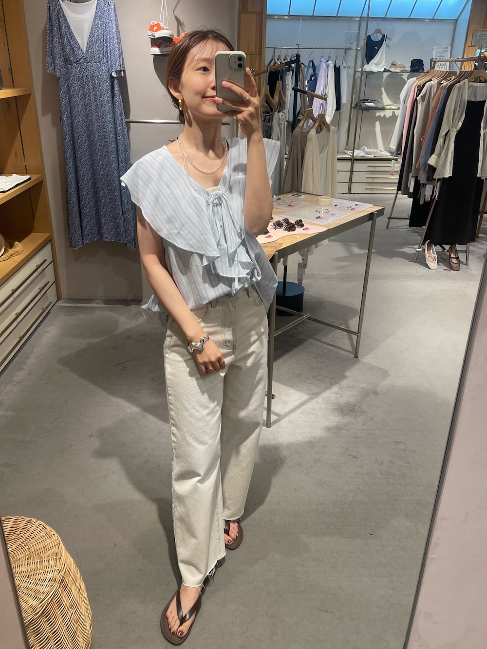 「デニム、ノースリーブ、きれいめカジュアル、夏コーデ、お出かけコーデ、フリルブラウス、ノースリーブブラウス、ブラウス、ストライプ、ブルー、ホワイトデニム、淡色コーデ、大人かわいい、トングサンダル、SHENERY」｜「SHENERYの《程よいルーズ感》《旬のスタイリングに》ワイドデニムパンツ（デニムパンツ、グレー系）」を使った、idate_159cmさん（骨格ナチュラル・レディース・159cm）の夏コーディネートの1枚目の写真