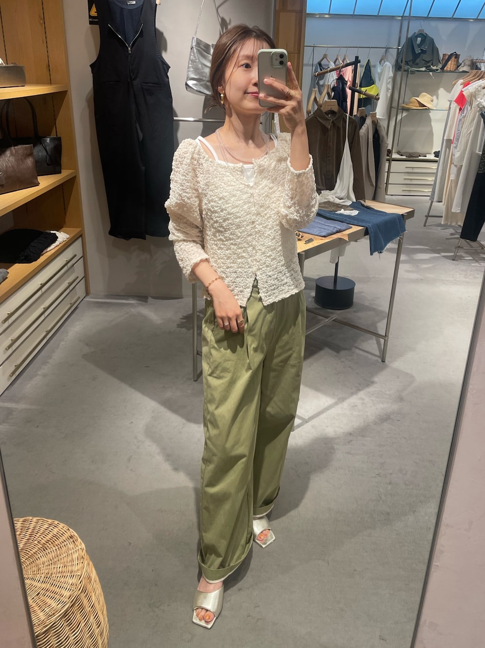 グリーン系のその他パンツ、ホワイト系のシャツ/ブラウス、ホワイト系のキャミソールを着用したレディースの秋コーディネートの1枚目の写真