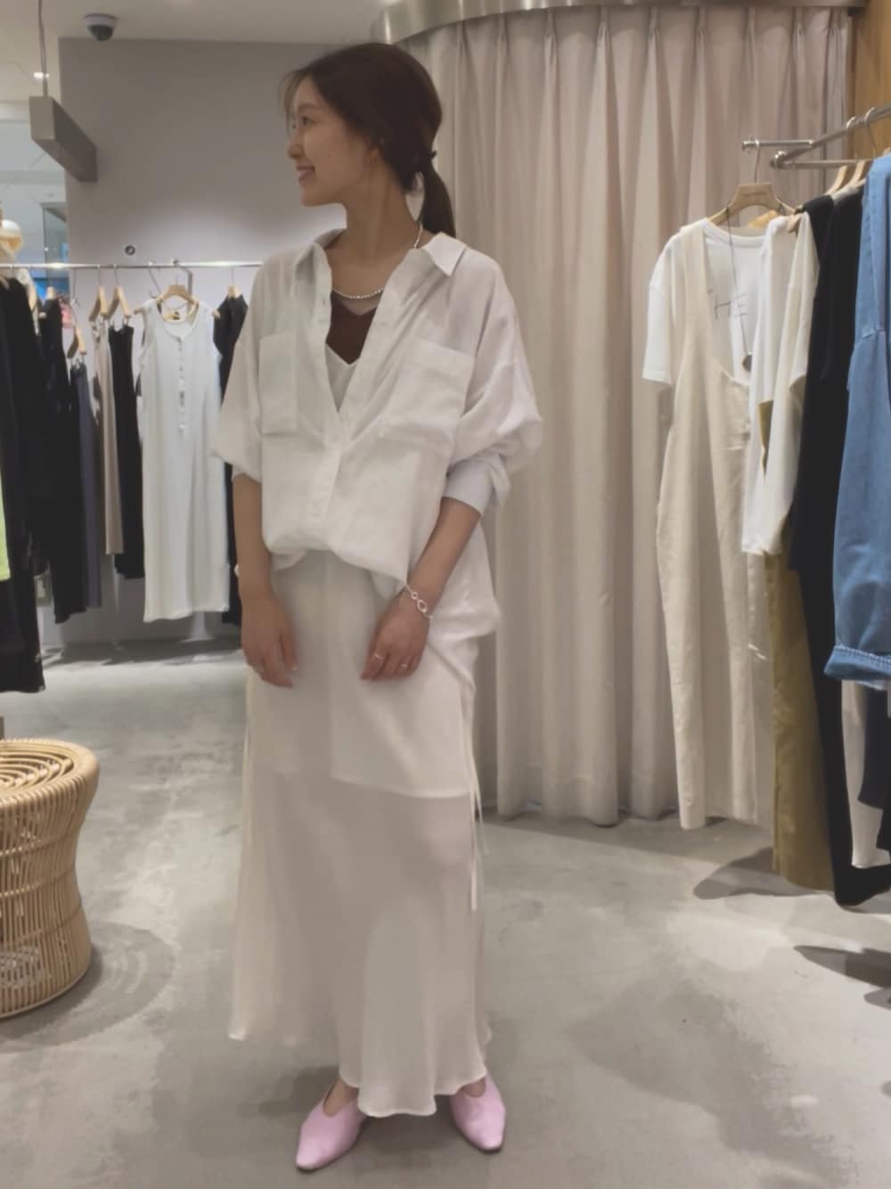 「白シャツ、リネン、リネンシャツ、お出かけコーデ、バレエシューズ、ワンピース、白ワンピース、キャミワンピ、大人ガーリー、大人かわいい、淡色コーデ、SHENERY、骨格ナチュラル、マーメイドスカート、羽織り」｜「SHENERYの【一枚でも羽織でも活躍！】リネンワイドシャツ（シャツ/ブラウス、ホワイト系）」を使った、idate_159cmさん（骨格ナチュラル・レディース・159cm）の春コーディネートの1枚目の写真