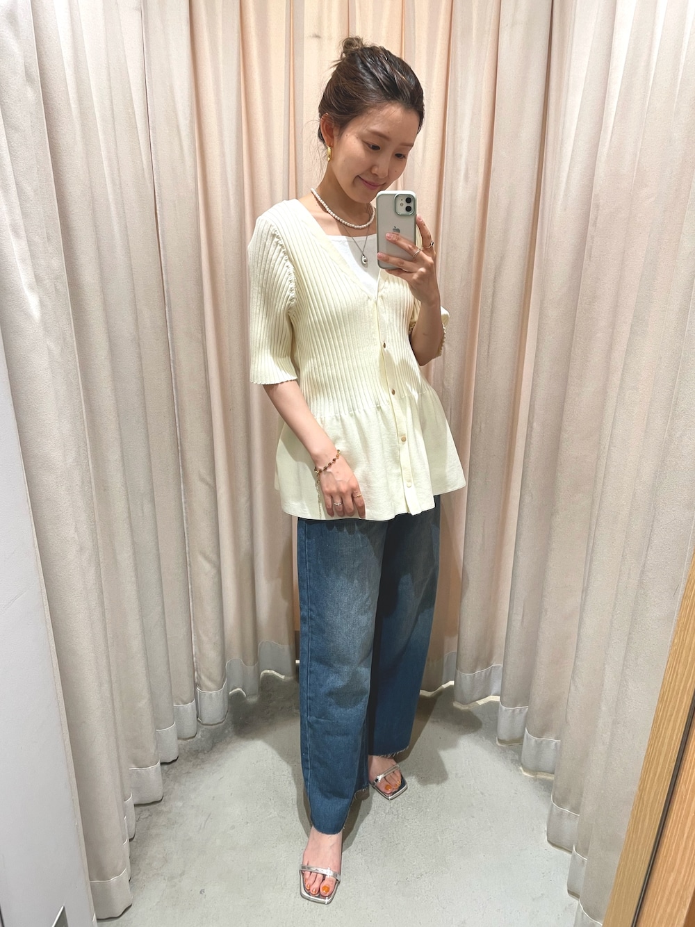 「サンダル、淡色コーデ、きれいめカジュアル、デニム、デニムパンツ、バギーパンツ、ぺプラムトップス、体型カバー、大人かわいい、夏コーデ、夏、羽織り、カーディガン、SHENERY、骨格ナチュラル」｜「SHENERYの《インフルエンサー＠komorin_コラボ》2WAYペプラムニット（ニット/セーター、ホワイト系）」を使った、idate_159cmさん（骨格ナチュラル・レディース・159cm）の夏コーディネートの1枚目の写真