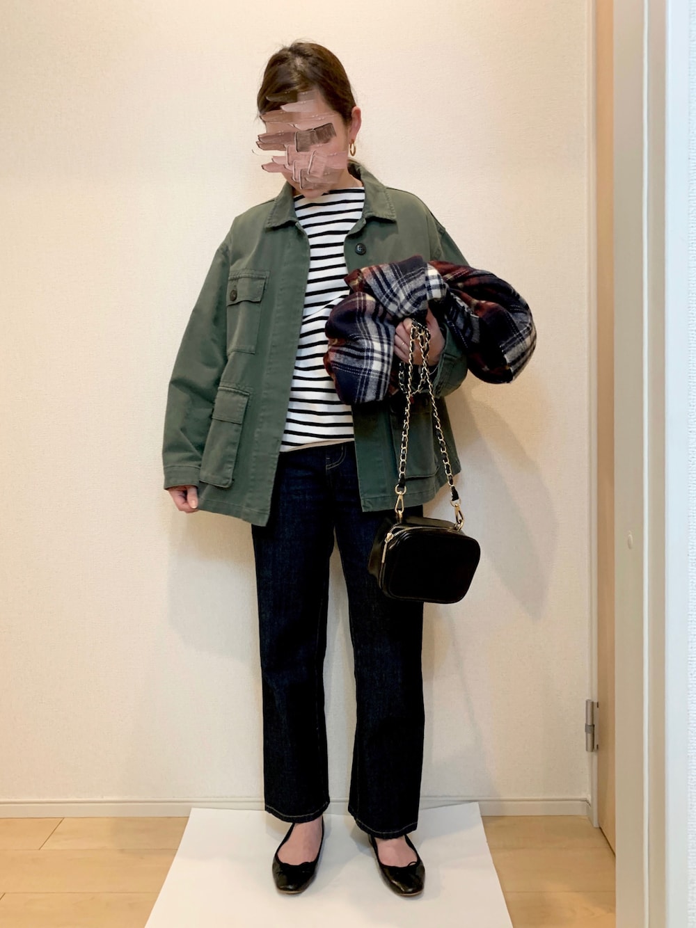 ブラック系のバレエシューズ、ブラック系のショルダーバッグ、グリーン系のミリタリージャケットを着用したレディースの秋コーディネートの1枚目の写真