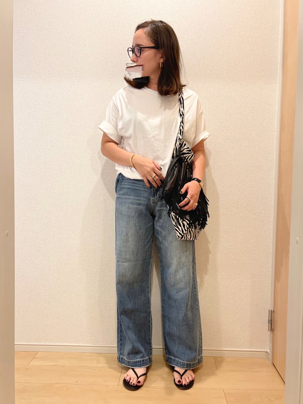 ブラック系のサンダル、その他のトートバッグ、ブラック系のバッグを着用したレディースの夏コーディネートの1枚目の写真