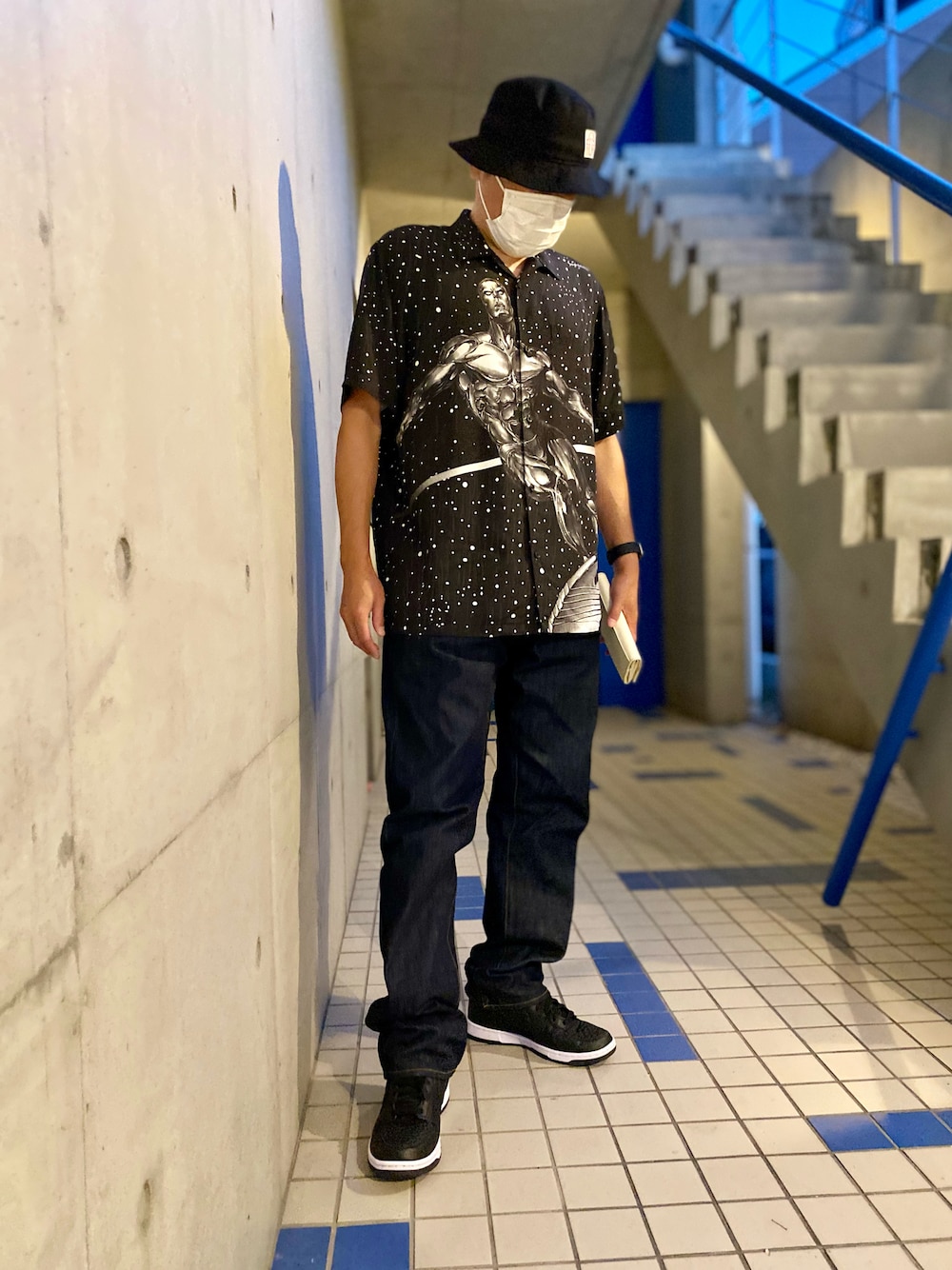 「スニーカー、スニーカーコーデ、デニム、デニムパンツ、シャツスタイル、バケットハット、supreme、シュプリーム、ストリート、ストリートコーデ、カジュアル、カジュアルコーデ、シンプル、シンプルコーデ、アメカジ」｜「NEW ERAのバケット01 ERIC ELMS エリック・エルムズ キルロイ ブラック（ハット、ブラック系）」を使った、skbさん（メンズ・175cm）の夏コーディネートの1枚目の写真