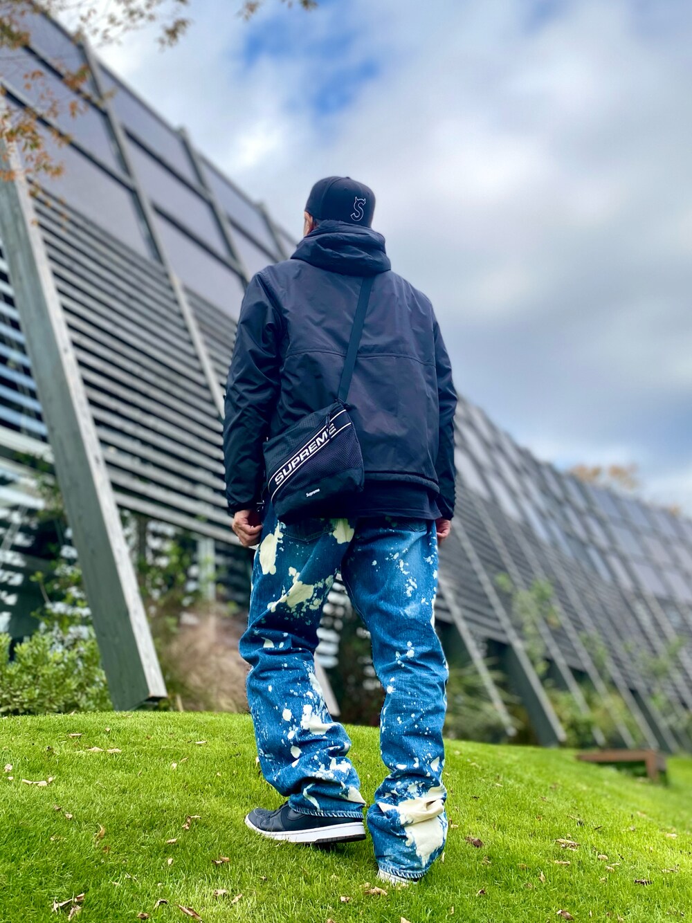 「スニーカー、スニーカーコーデ、デニム、デニムパンツ、フーディー、キャップ、シュプリーム、supreme、ストリート、ストリートコーデ、カジュアル、カジュアルコーデ、シンプル、シンプルコーデ、オトナカジュアル」｜「Supreme のS Logo New Era®（キャップ、ブラック系）」を使った、skbさん（メンズ・175cm）の秋コーディネートの1枚目の写真