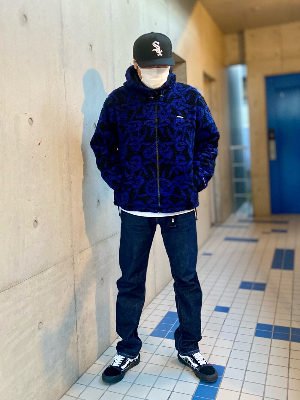 「スニーカー、スニーカーコーデ、デニム、デニムパンツ、ボア、ボアジャケット、キャップ、supreme、シュプリーム、ストリート、ストリートコーデ、シンプルコーデ、カジュアルコーデ、オトナカジュアル、ラフ」｜「NEW ERAのPre - Curved 59FIFTY（キャップ、ブラック系）」を使った、skbさん（メンズ・175cm）の冬コーディネートの1枚目の写真