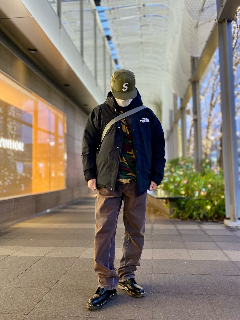 「Dr.Martens、ブーツ、デニム、デニムパンツ、Tシャツ、マウンテンダウンジャケット、キャップ、シュプリーム、supreme、ストリート、ストリートコーデ、カジュアル、カジュアルコーデ、シンプル、シンプルコーデ」｜「Supreme の23FW Jesus Piece S Logo New Era®（キャップ、グリーン系）」を使った、skbさん（メンズ・175cm）の冬コーディネートの1枚目の写真