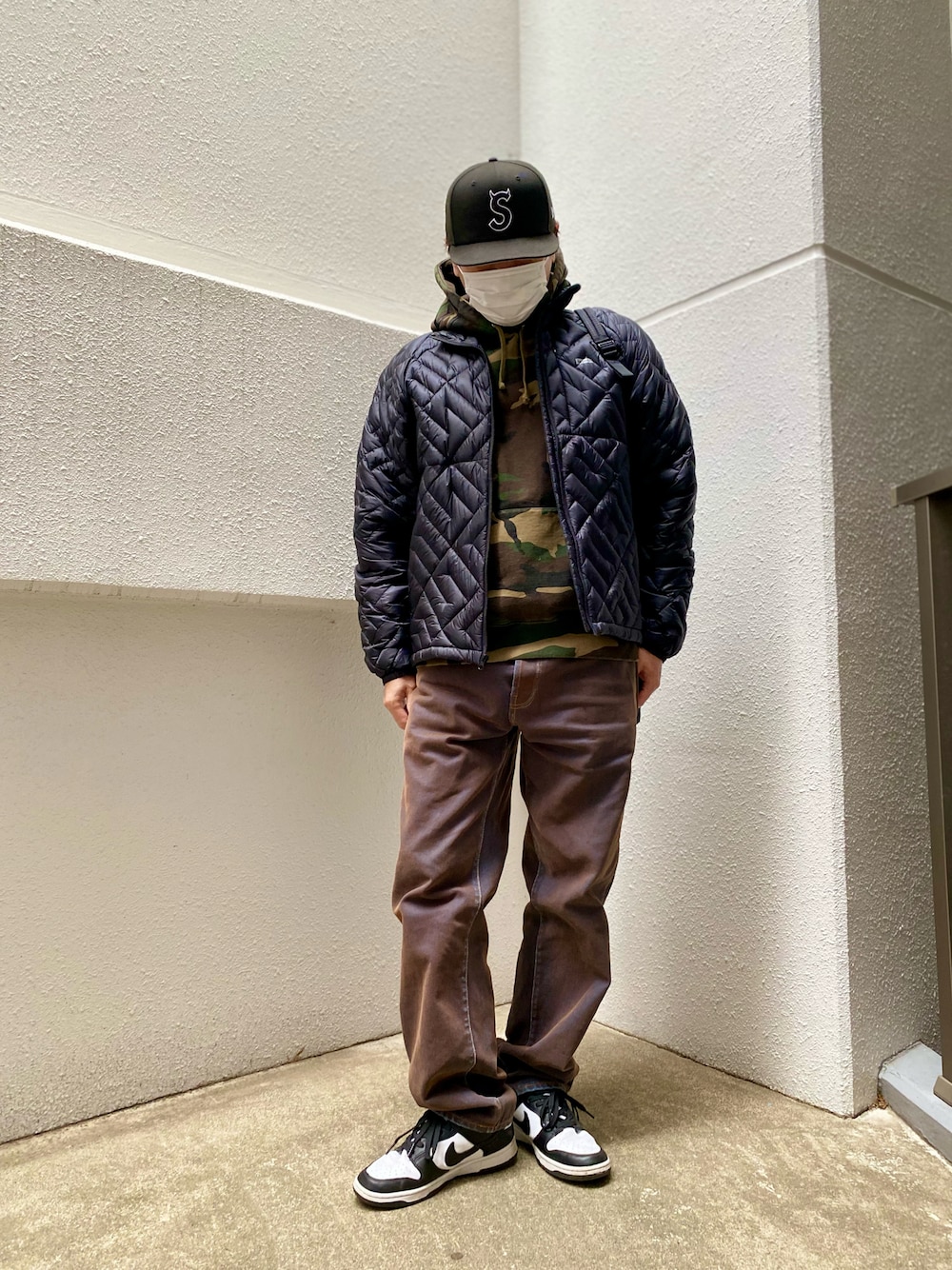 「スニーカー、スニーカーコーデ、デニム、デニムパンツ、パーカー、ダウンジャケット、キャップ、シュプリーム、supreme、ストリート、ストリートコーデ、カジュアル、カジュアルコーデ、シンプル、シンプルコーデ」｜「Supreme のS Logo New Era®（キャップ、ブラック系）」を使った、skbさん（メンズ・175cm）の冬コーディネートの1枚目の写真