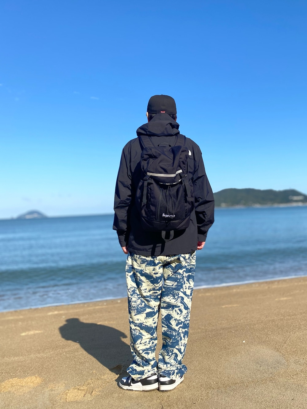 「スニーカー、スニーカーコーデ、デニム、デニムパンツ、マウンテンパーカー、バックパック、キャップ、ストリート、ストリートコーデ、カジュアル、カジュアルコーデ、シンプル、シンプルコーデ、オトナカジュアル、supreme」｜「Supreme のScrew Ball S Logo New Era®（キャップ、ブラック系）」を使った、skbさん（メンズ・175cm）の秋コーディネートの1枚目の写真