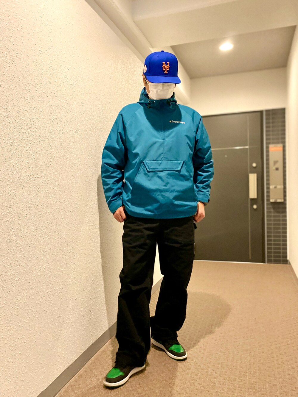 「スニーカー、スニーカーコーデ、ペインターパンツ、アノラックパーカー、キャップ、シュプリーム、supreme、carhartt、NEW ERA、ストリート、ストリートコーデ、シンプルコーデ、カジュアル、大人カジュアル、大人コーデ」｜「NEW ERAの59FIFTY ニューヨーク・メッツ ERIC ELMS エリック・エルムズ キルロイ ライトロイヤル（キャップ、ブルー系）」を使った、skbさん（メンズ・175cm）の春コーディネートの1枚目の写真