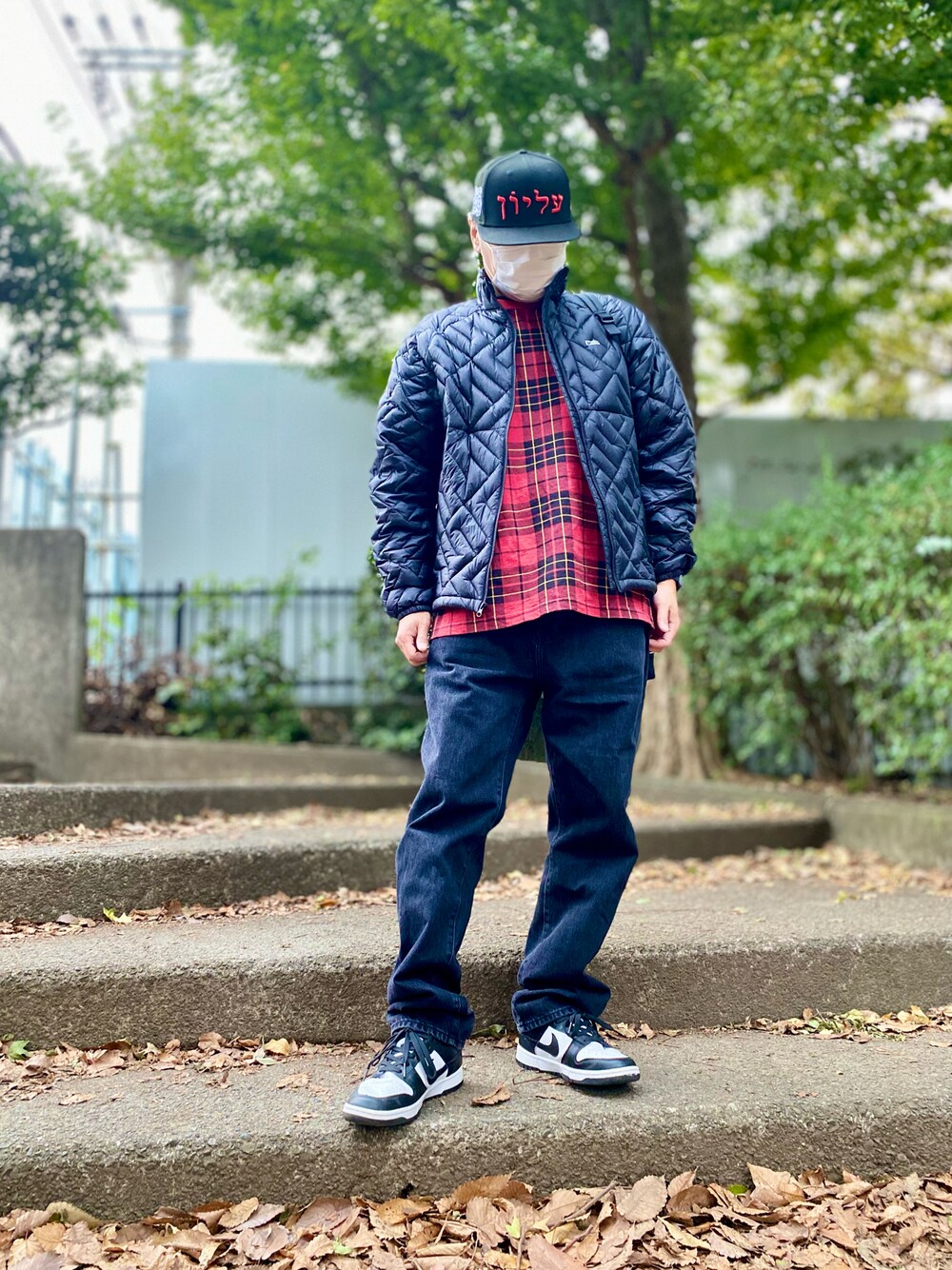「スニーカー、スニーカーコーデ、デニム、デニムパンツ、Tシャツ、ダウンジャケット、キャップ、supreme、シュプリーム、ストリート、ストリートコーデ、カジュアル、カジュアルコーデ、シンプル、シンプルコーデ」｜「Supreme の23FW Hebrew New Era®（キャップ、ブラック系）」を使った、skbさん（メンズ・175cm）の秋コーディネートの1枚目の写真
