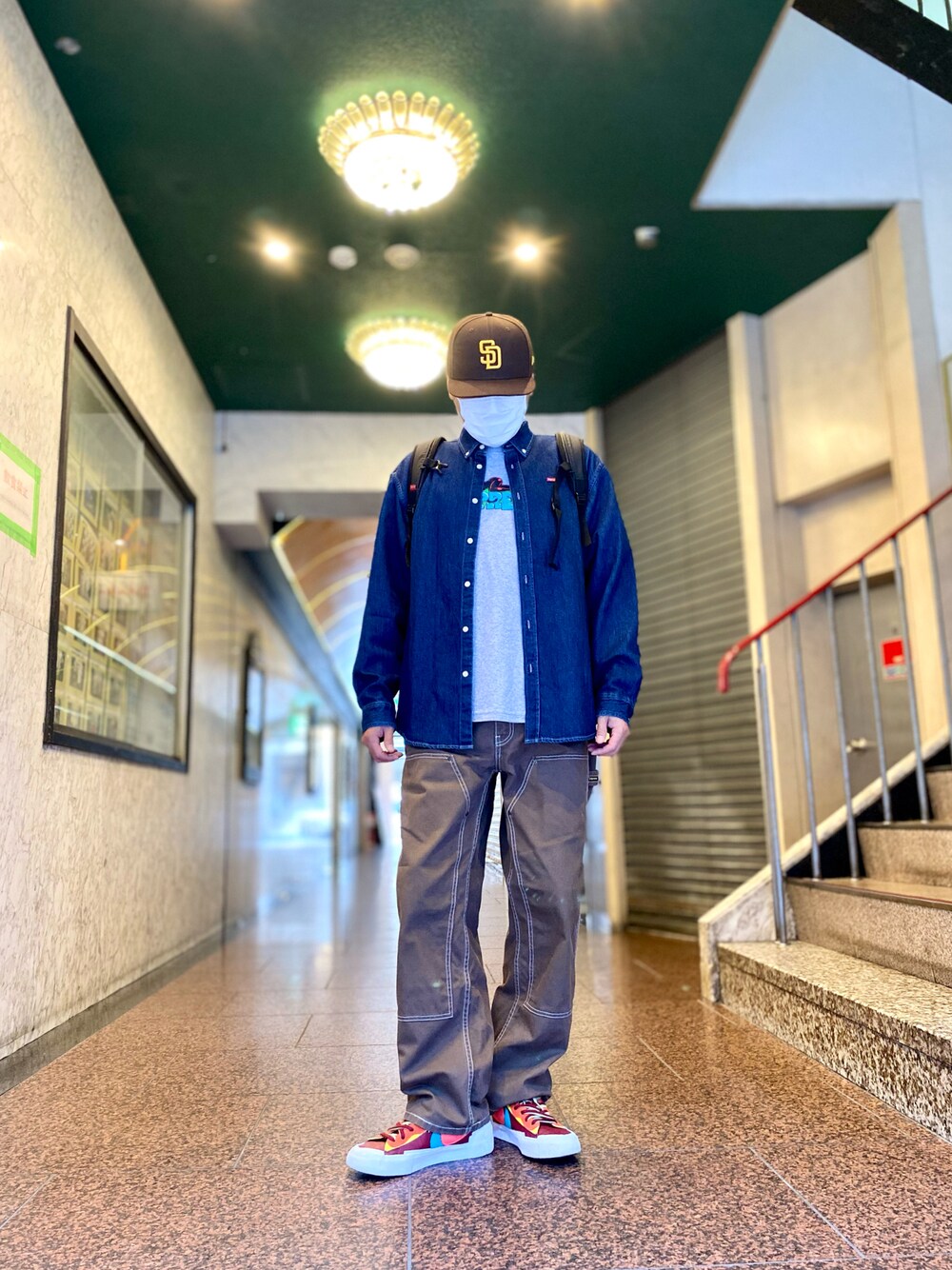 「スニーカー、スニーカーコーデ、ペインターパンツ、Tシャツ、シャツスタイル、キャップ、シュプリーム、supreme、ストリート、ストリートコーデ、シンプル、シンプルコーデ、カジュアル、カジュアルコーデ、大人カジュアル」｜「NEW ERAの59FIFTY MLBオンフィールド サンディエゴ・パドレス ゲーム（キャップ、ブラウン系）」を使った、skbさん（メンズ・175cm）の秋コーディネートの1枚目の写真
