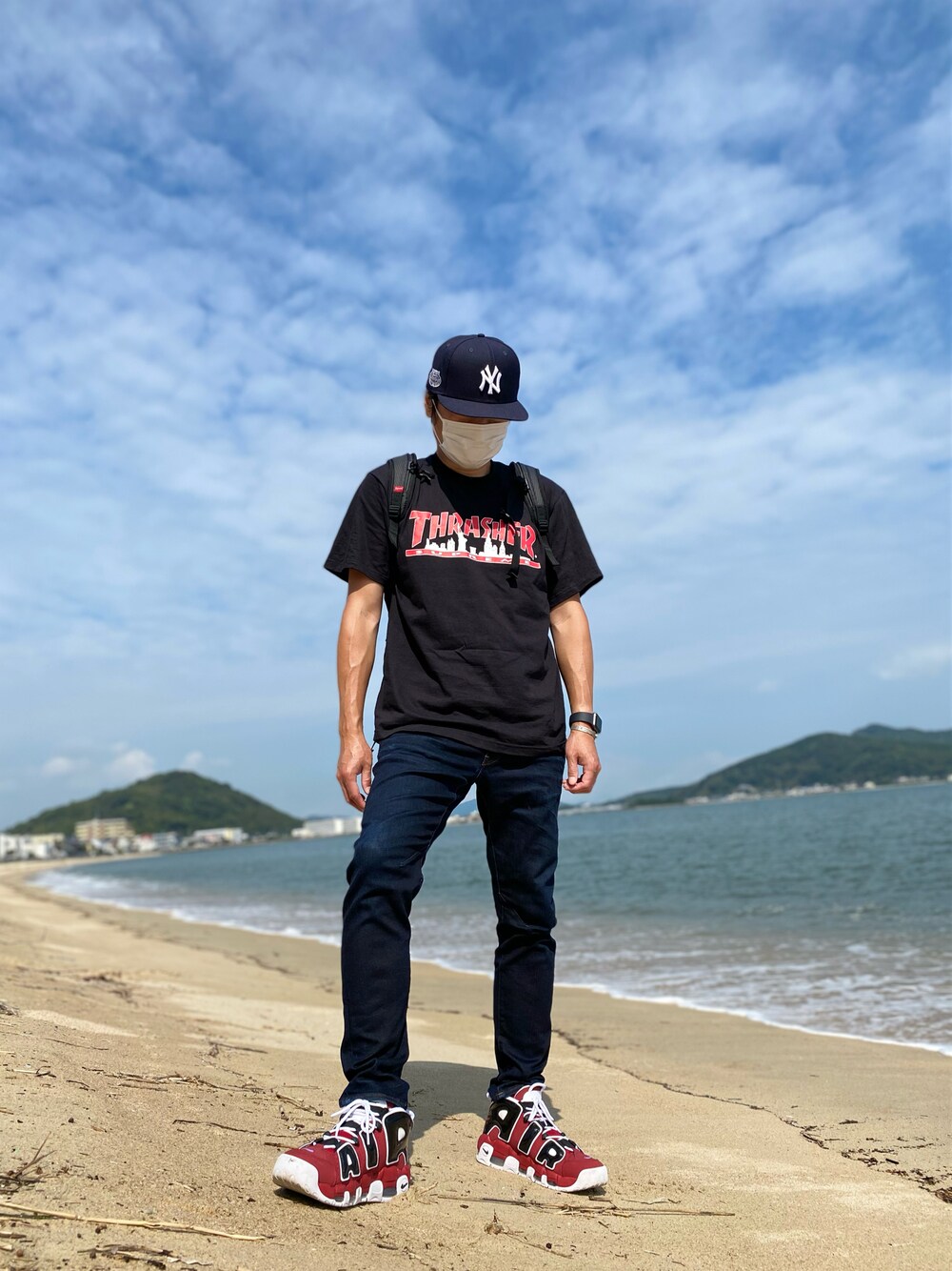 「スニーカー、デニム、Tシャツ、キャップ、supreme、シュプリーム、ストリート、シンプルスタイル、今日のコーデ」｜「Supreme の21FW Thrasher® Skyline Tee（Tシャツ/カットソー、ブラック系）」を使った、skbさん（メンズ・175cm）の秋コーディネートの1枚目の写真