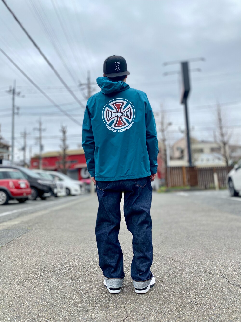 「スニーカー、スニーカーコーデ、デニム、デニムパンツ、アノラックパーカー、キャップ、シュプリーム、supreme、ストリート、ストリートコーデ、カジュアル、カジュアルコーデ、シンプル、シンプルコーデ、オトナカジュアル」｜「Supreme のS Logo New Era®（キャップ、ブラック系）」を使った、skbさん（メンズ・175cm）の春コーディネートの1枚目の写真
