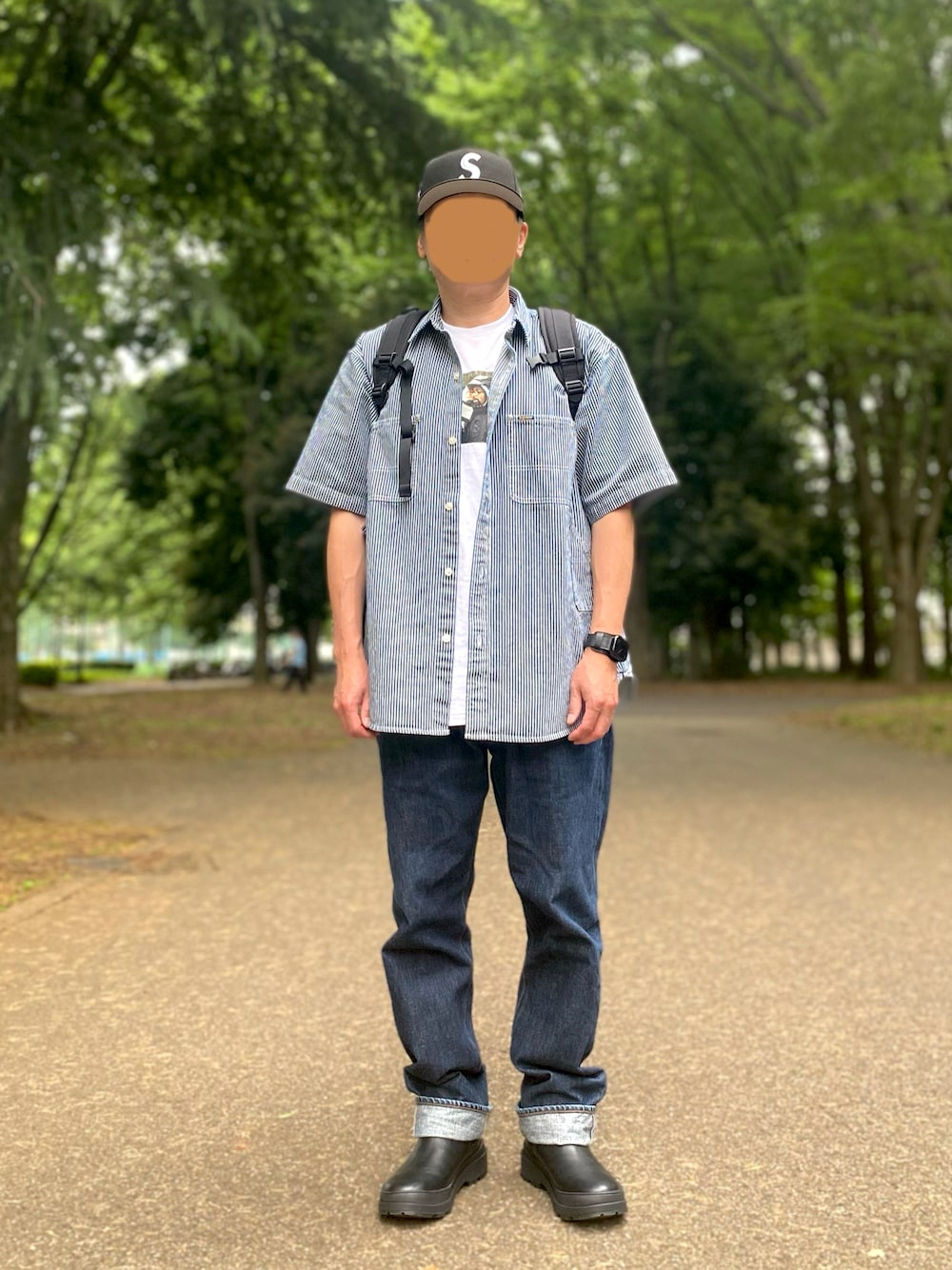 「ブーツ、ブーツスタイル、サイドゴアブーツ、デニム、デニムパンツ、ワークシャツ、Tシャツ、キャップ、カジュアル、カジュアルコーデ、シンプル、シンプルコーデ、シャツスタイル、オトナカジュアル、ヒッコリー」｜「Supreme のScrew Ball S Logo New Era®（キャップ、ブラック系）」を使った、skbさん（メンズ・175cm）の春コーディネートの1枚目の写真