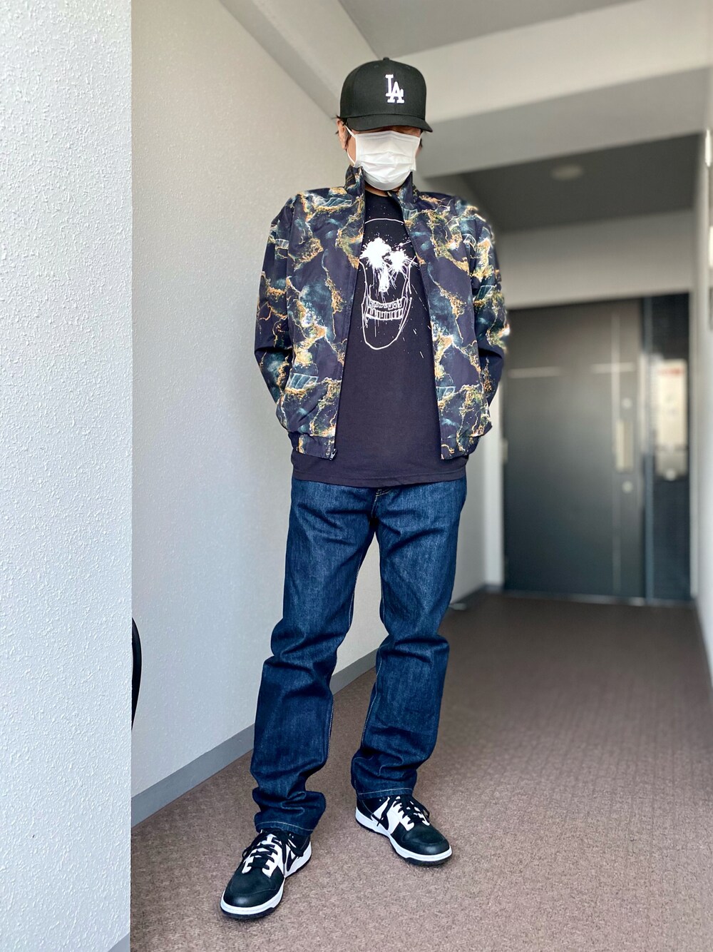 「ごきげんウィーク、スニーカー、スニーカーコーデ、デニム、デニムパンツ、Tシャツ、トラックジャケット、キャップ、supreme、シュプリーム、NIKE、ストリート、ストリートコーデ、大人カジュアル、カジュアル」｜「NEW ERAの59fifty（キャップ、ブラック系）」を使った、skbさん（メンズ・175cm）の春コーディネートの1枚目の写真