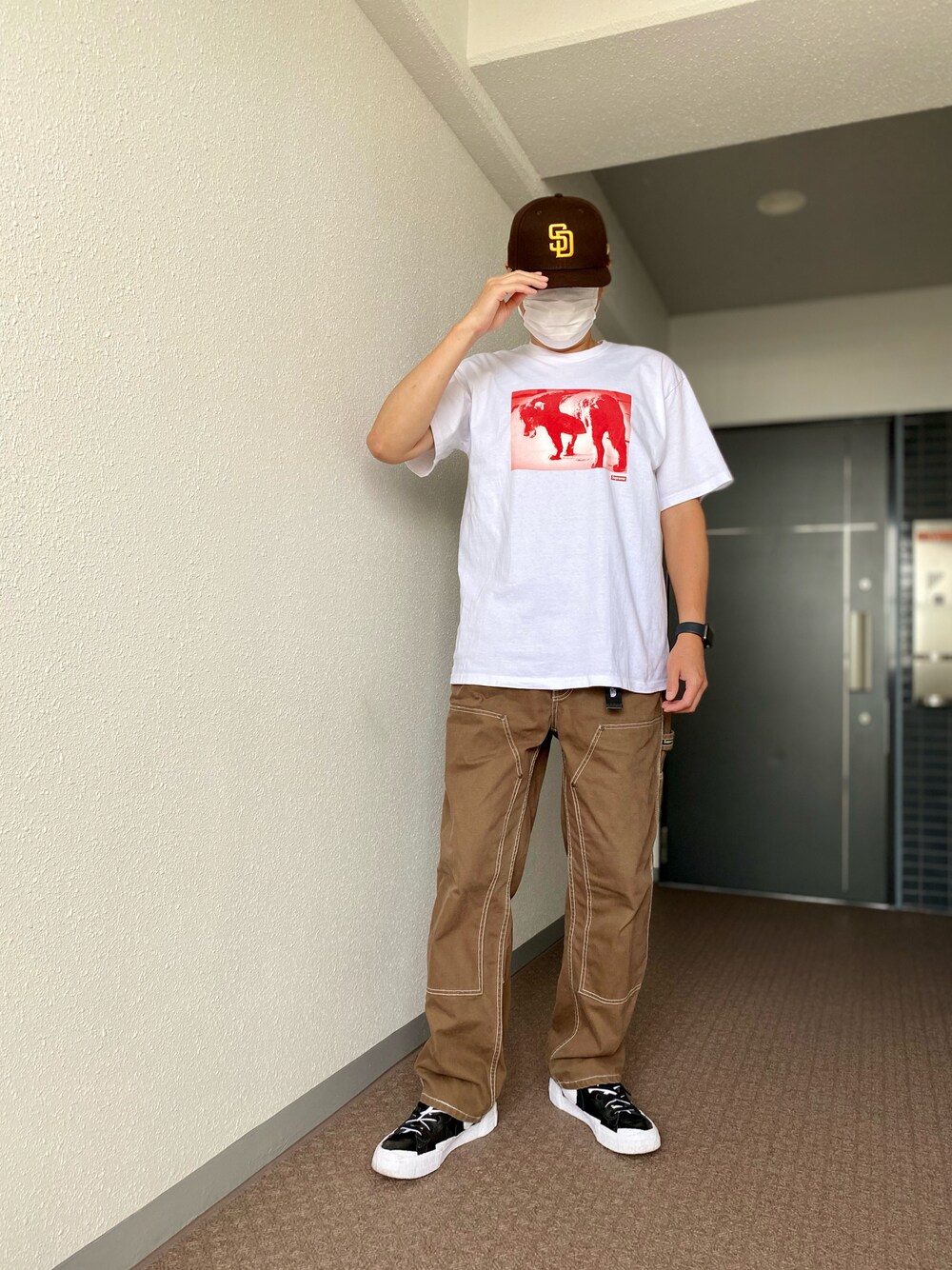 「スニーカー、スニーカーコーデ、ペインターパンツ、Tシャツ、キャップ、シュプリーム、supreme、ストリート、ストリートコーデ、オトナカジュアル、カジュアル、カジュアルコーデ、シンプル、シンプルコーデ、休日スタイル」｜「NEW ERAの59FIFTY MLBオンフィールド サンディエゴ・パドレス ゲーム（キャップ、ブラウン系）」を使った、skbさん（メンズ・175cm）の夏コーディネートの1枚目の写真