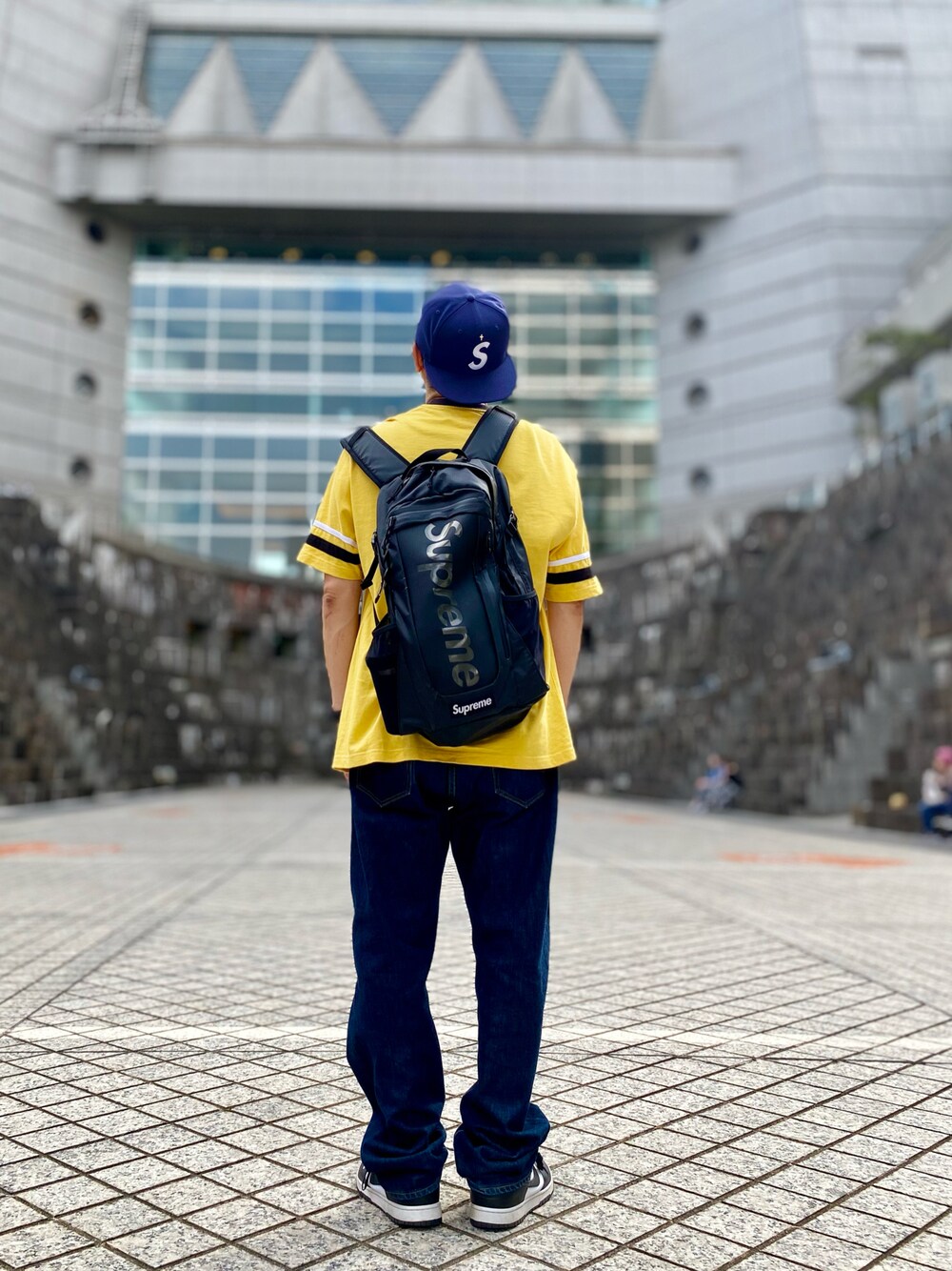 「スニーカー、スニーカーコーデ、デニム、デニムパンツ、Tシャツ、キャップ、シュプリーム、supreme、ストリート、ストリートコーデ、カジュアル、カジュアルコーデ、シンプル、シンプルコーデ、オトナカジュアル」｜「Supreme の24SS Gold Cross S Logo New Era®（キャップ、ブルー系）」を使った、skbさん（メンズ・175cm）の夏コーディネートの1枚目の写真