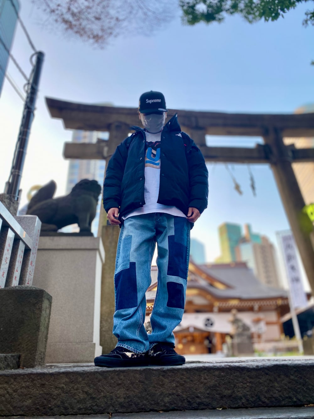 「スニーカー、スニーカーコーデ、デニム、デニムパンツ、Tシャツ、マウンテンダウンジャケット、キャップ、シュプリーム、supreme、ストリート、ストリートコーデ、カジュアル、カジュアルコーデ、シンプル、シンプルコーデ」｜「Supreme の23FW Championships Box Logo New Era®（キャップ、ブラック系）」を使った、skbさん（メンズ・175cm）の冬コーディネートの1枚目の写真