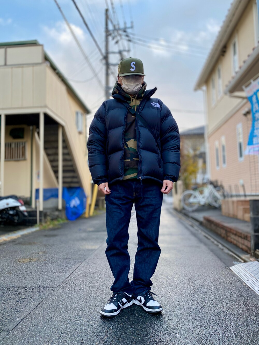 「スニーカー、スニーカーコーデ、デニム、デニムパンツ、パーカー、ダウンジャケット、キャップ、シュプリーム、supreme、ストリート、ストリートコーデ、カジュアル、カジュアルコーデ、シンプル、シンプルコーデ」｜「Supreme の23FW Jesus Piece S Logo New Era®（キャップ、グリーン系）」を使った、skbさん（メンズ・175cm）の冬コーディネートの1枚目の写真