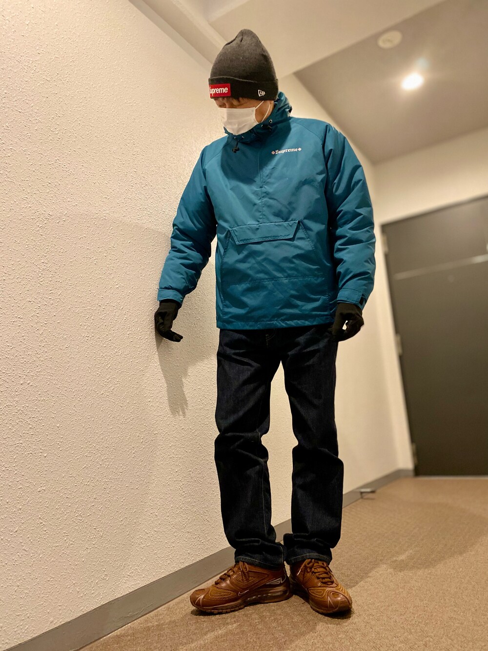 「スニーカー、スニーカーコーデ、デニム、デニムパンツ、アノラックパーカー、ビーニー、シュプリーム、supreme、ストリート、ストリートコーデ、シンプル、シンプルコーデ、カジュアル、カジュアルコーデ、大人カジュアル」｜「Supreme の21FW New Era® Box Logo Beanie（ニットキャップ/ビーニー、グレー系）」を使った、skbさん（メンズ・175cm）の冬コーディネートの1枚目の写真