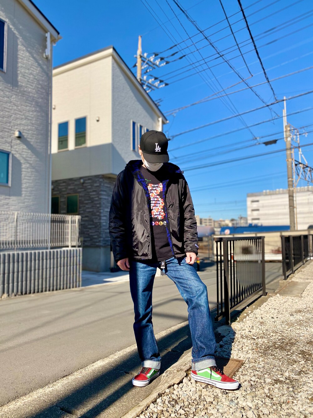 「スニーカー、スニーカーコーデ、デニム、デニムパンツ、Tシャツ、ボア、パーカー、キャップ、シュプリーム、supreme、ストリート、ストリートコーデ、大人コーデ、休日スタイル、秋冬コーデ」｜「NEW ERAの59fifty（キャップ、ブラック系）」を使った、skbさん（メンズ・175cm）の冬コーディネートの1枚目の写真